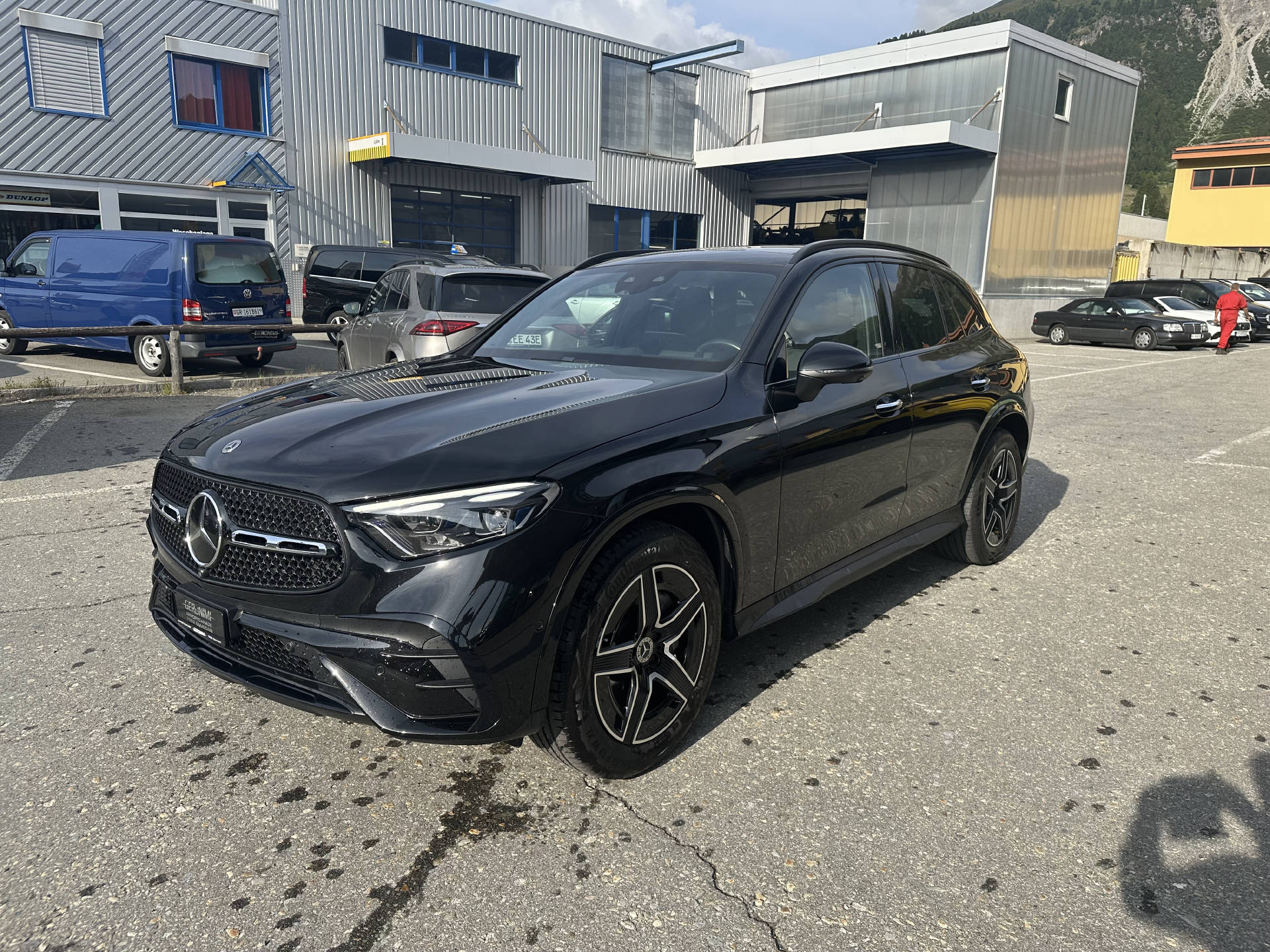 MERCEDES-BENZ GLC 200 AMG Line 4matic-image-4