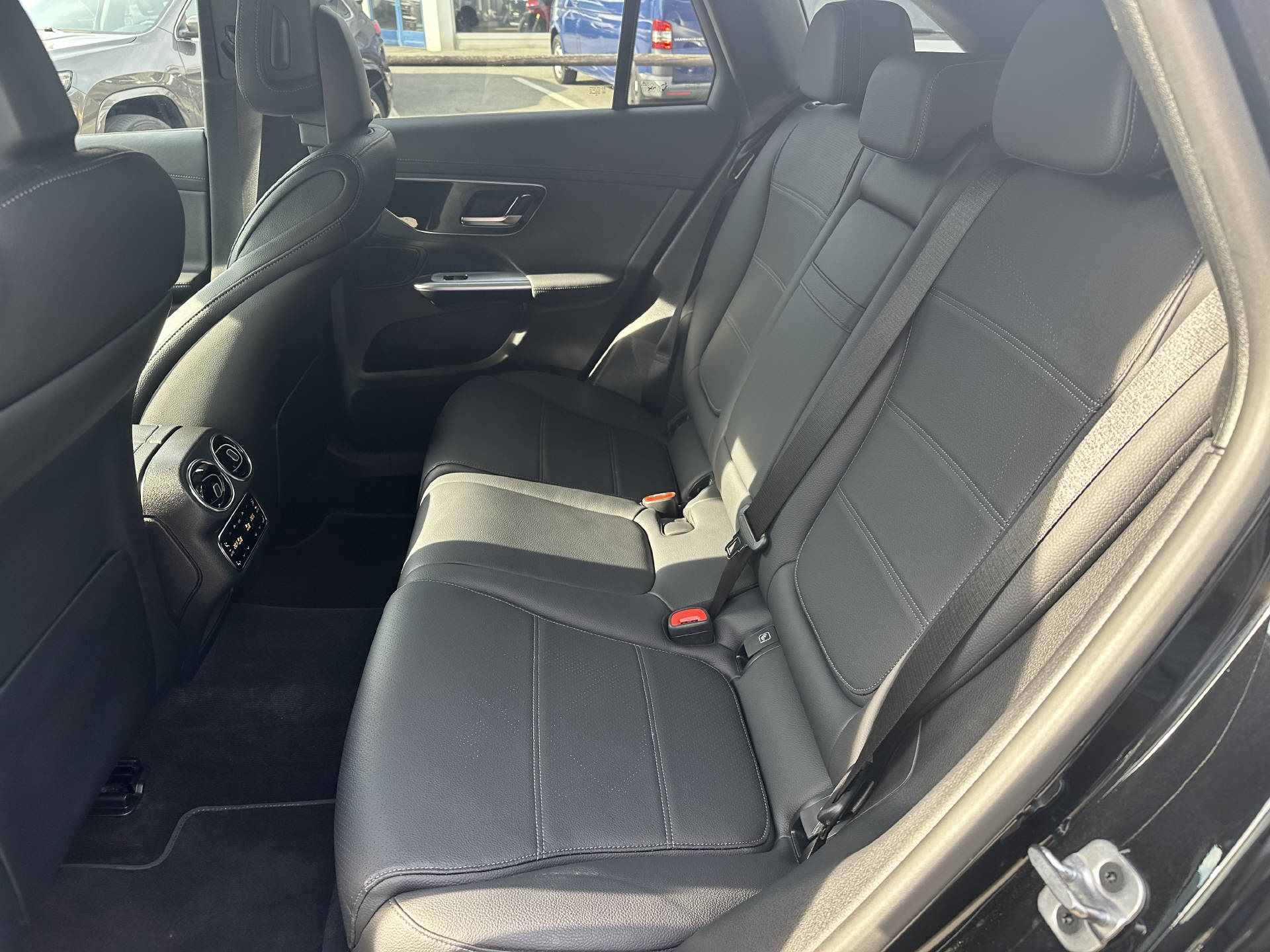 MERCEDES-BENZ GLC 200 AMG Line 4matic-image-11