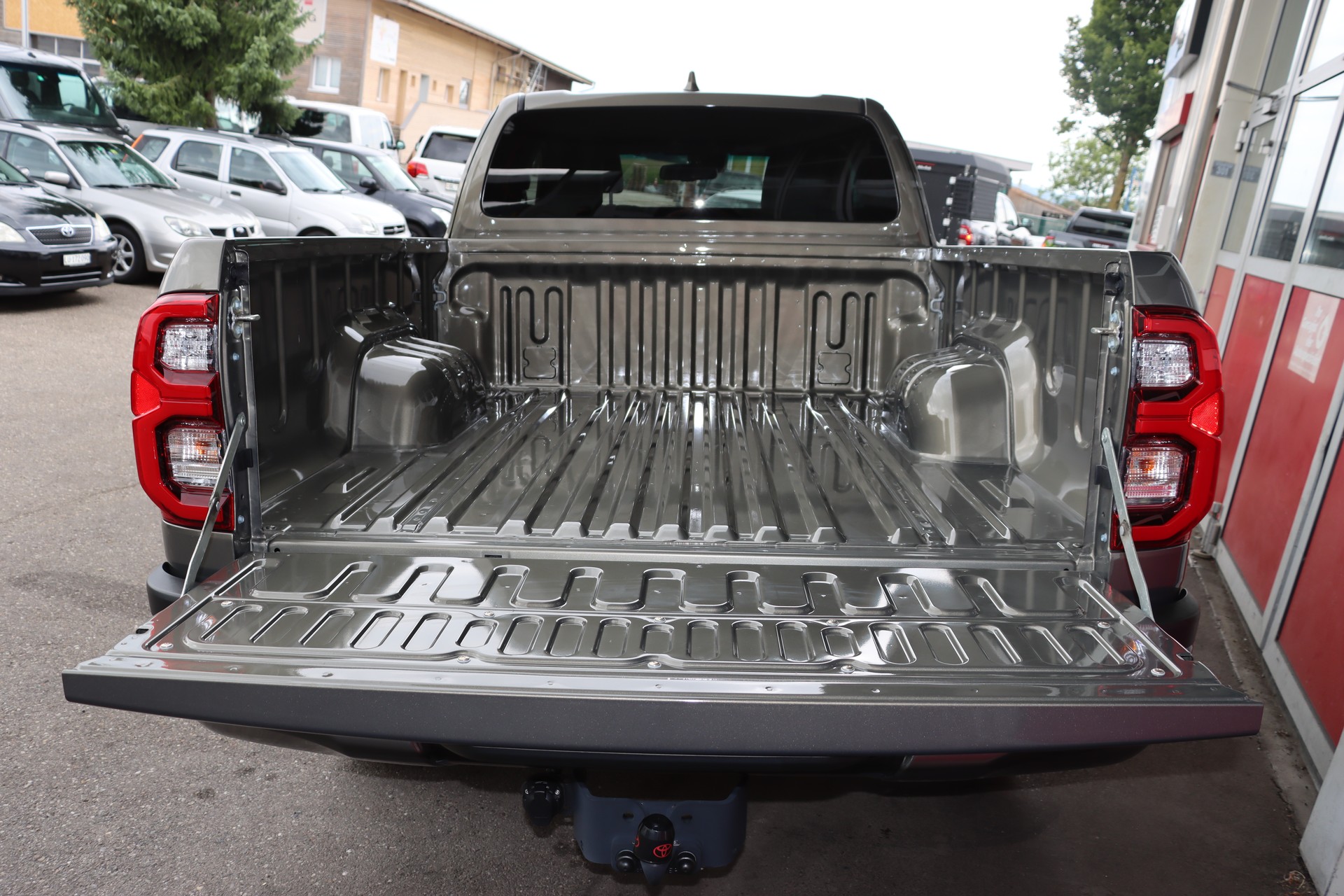 TOYOTA 2.8D-4D Invincible Extra Cap 4x4 A-image-8