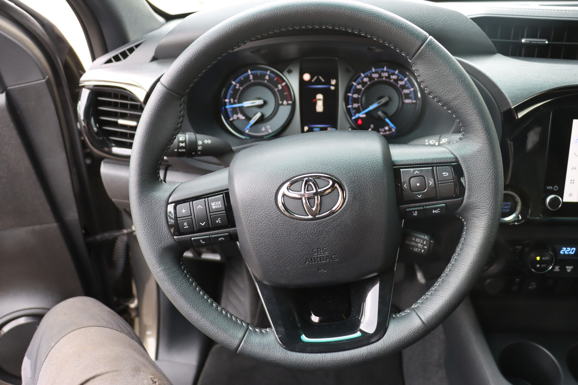 TOYOTA 2.8D-4D Invincible Extra Cap 4x4 A-image-14