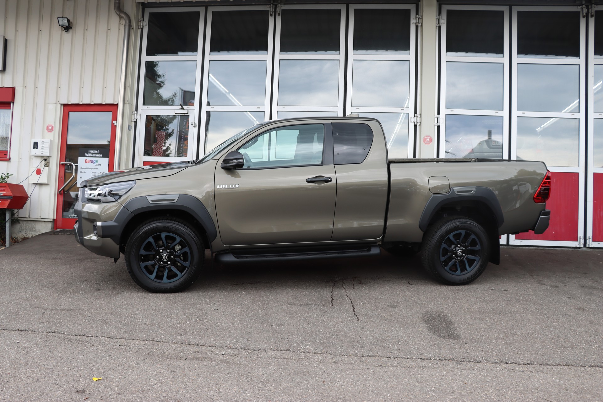 TOYOTA 2.8D-4D Invincible Extra Cap 4x4 A-image-4