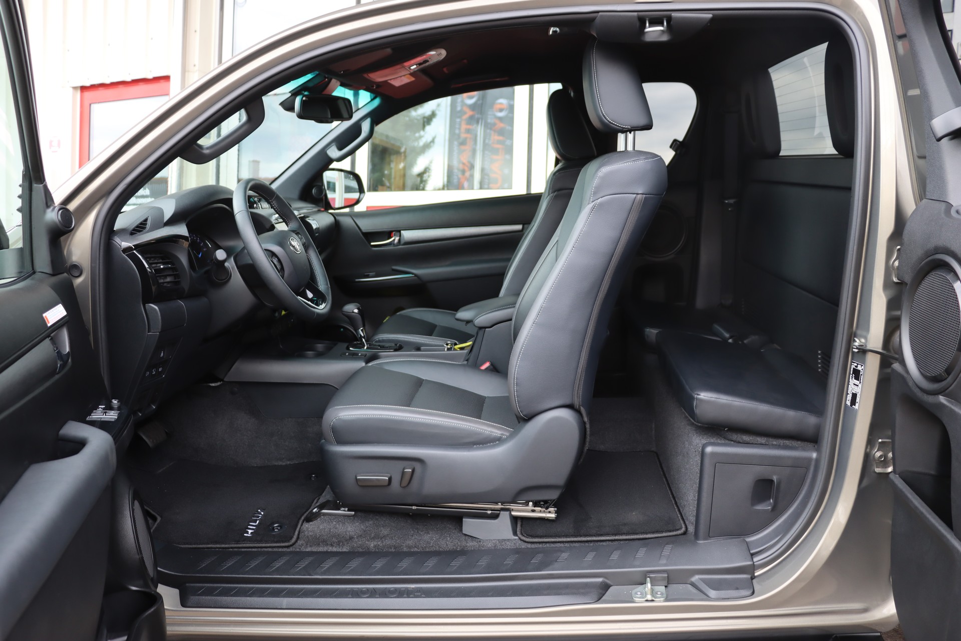 TOYOTA 2.8D-4D Invincible Extra Cap 4x4 A-image-10