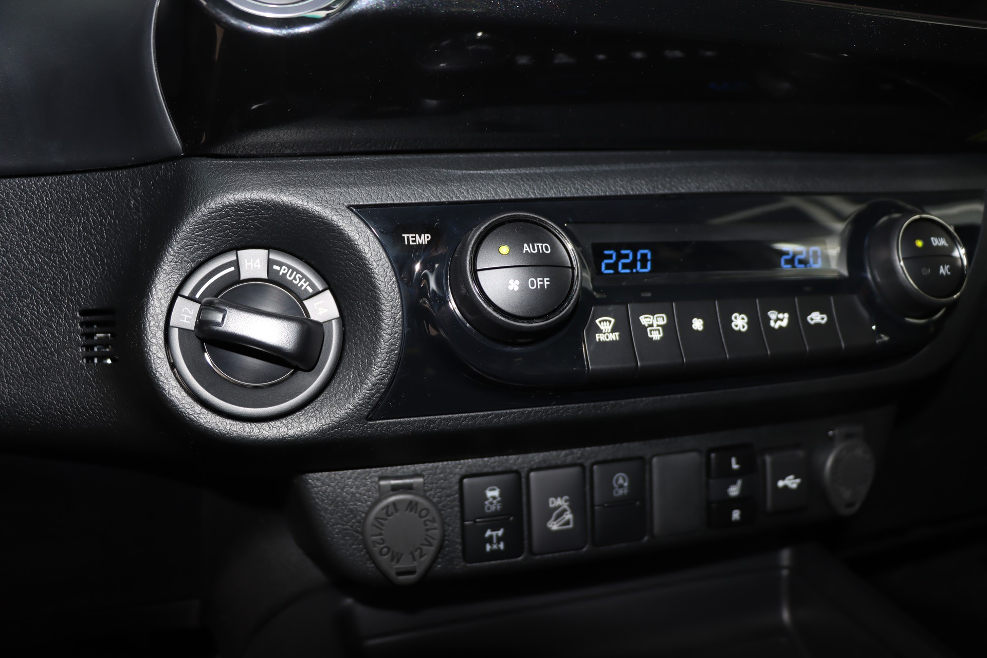 TOYOTA 2.8D-4D Invincible Extra Cap 4x4 A-image-16