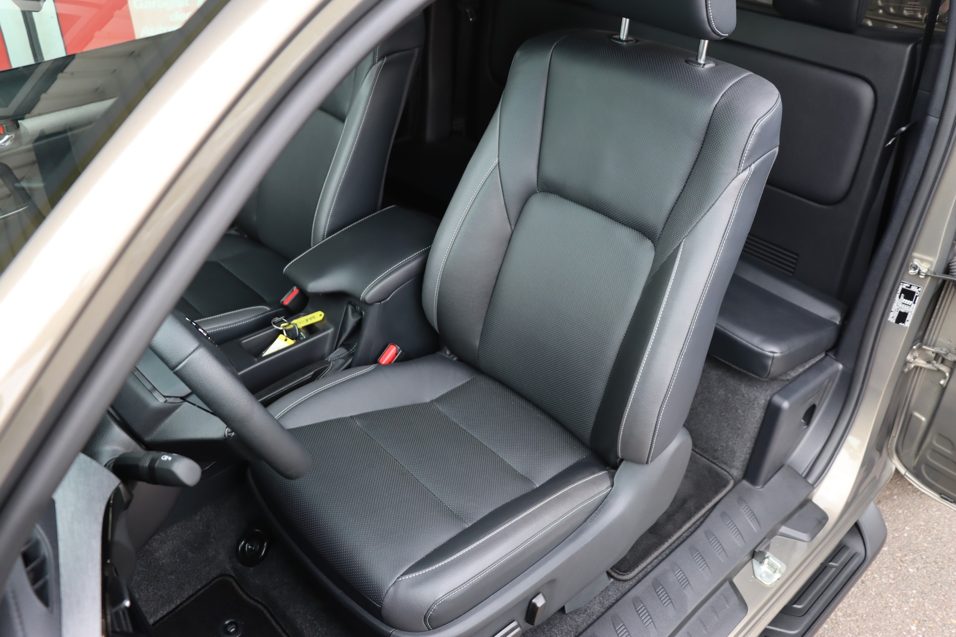 TOYOTA 2.8D-4D Invincible Extra Cap 4x4 A-image-17