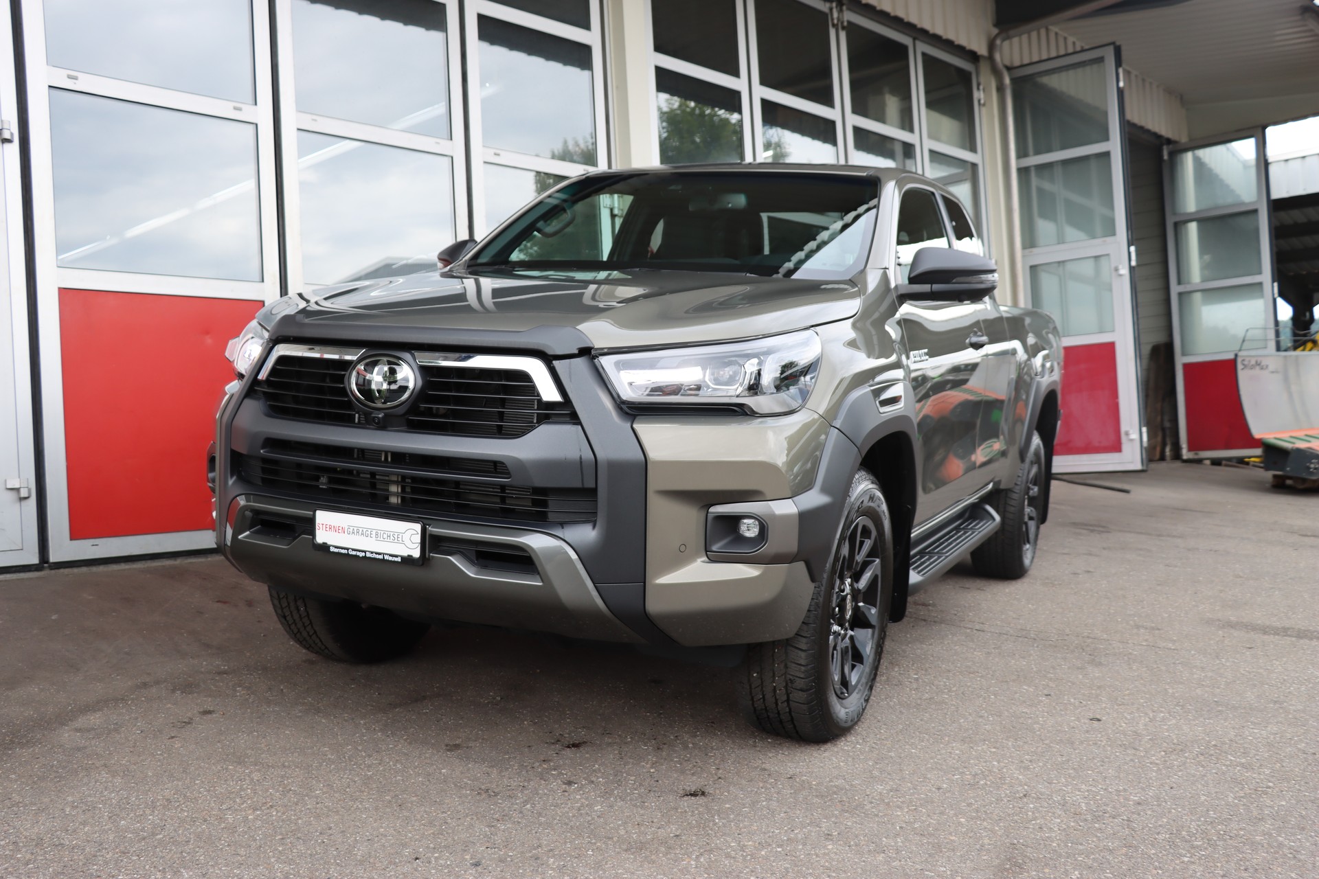 TOYOTA 2.8D-4D Invincible Extra Cap 4x4 A-showroom-element-1