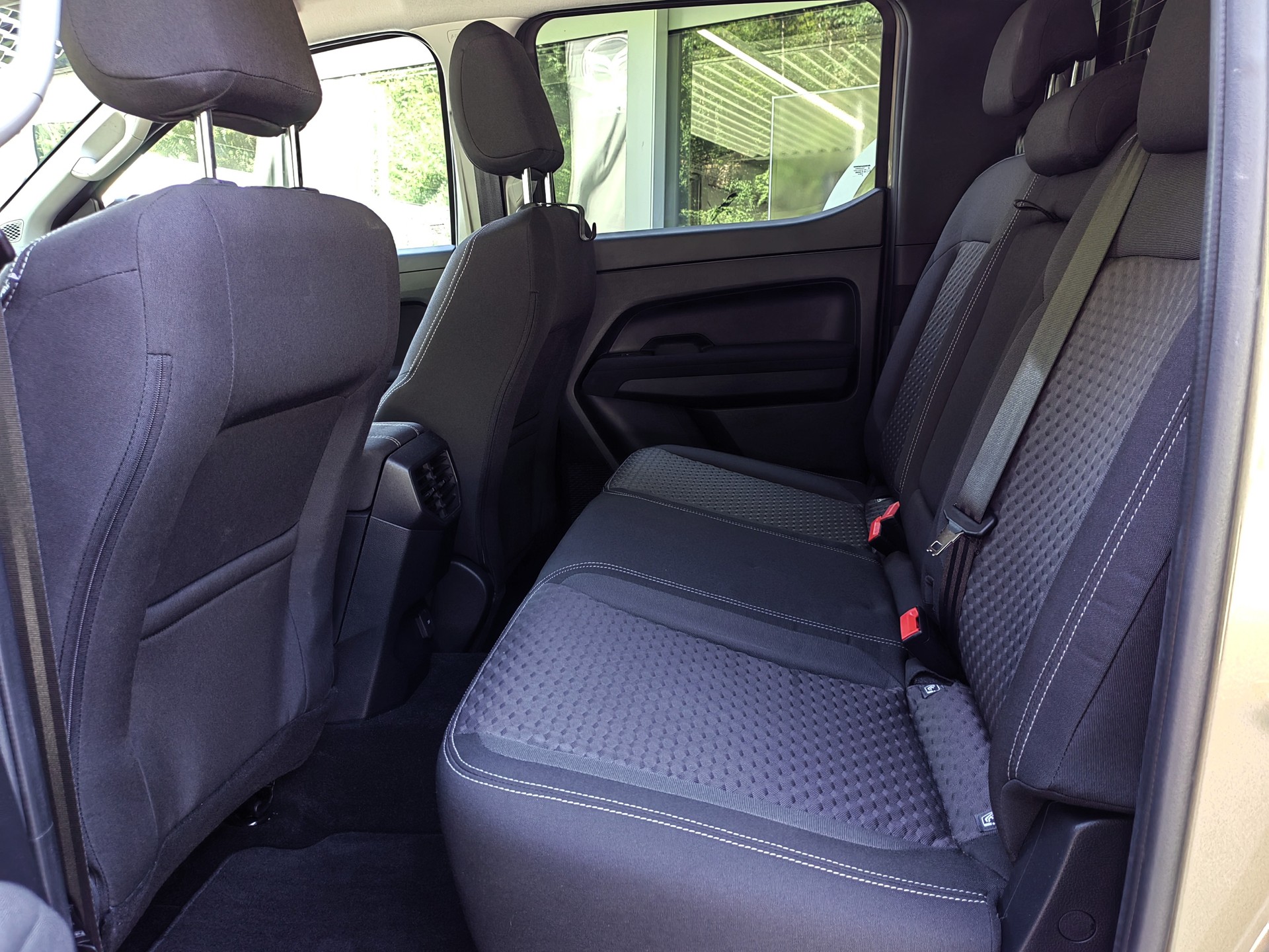 VW Amarok DKab. Pick-up 2.0 TDI 205 Life Winter 1 4m-image-2