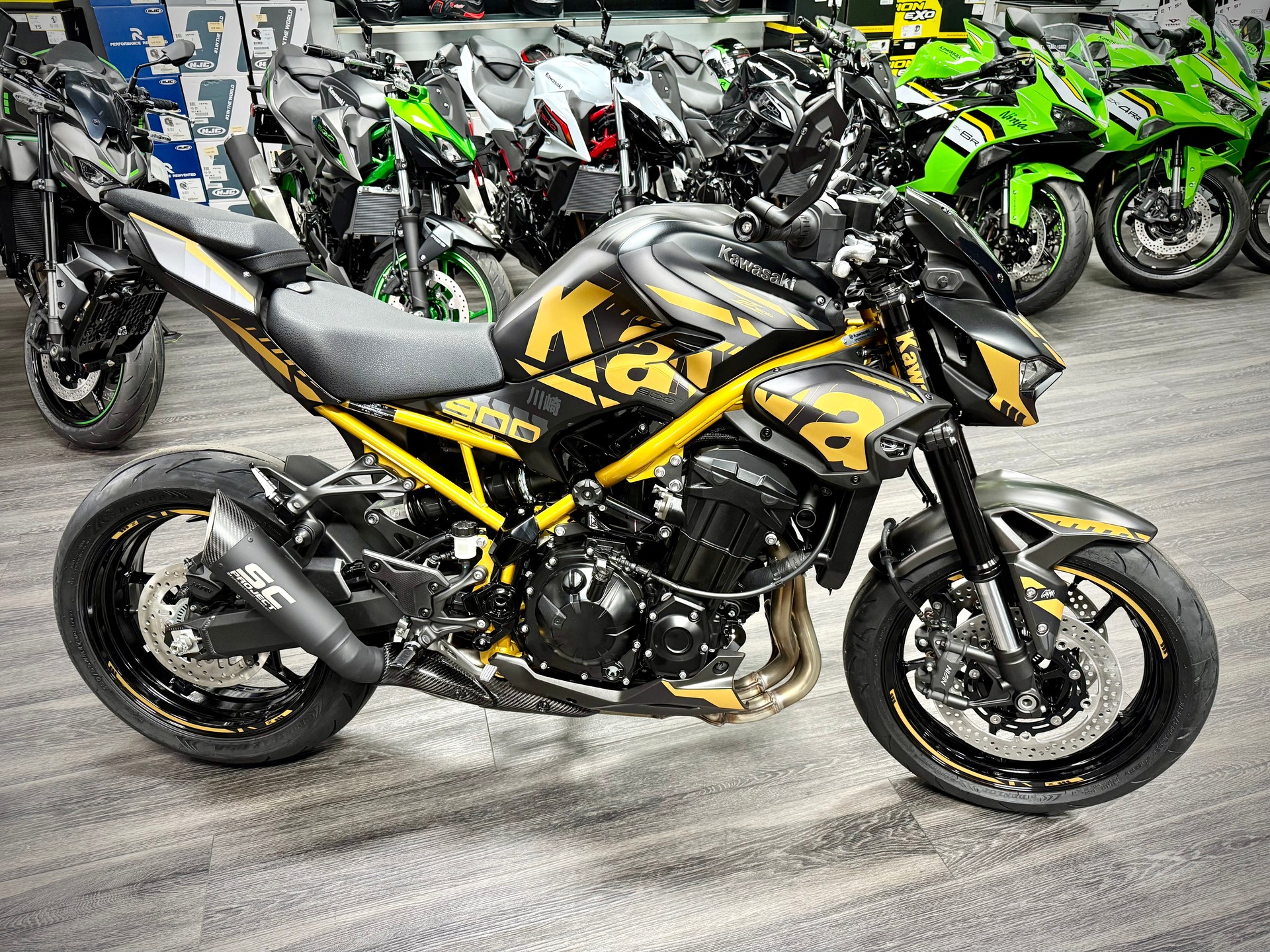 KAWASAKI Z 900 (35kW) Special Gold Edition-image-4