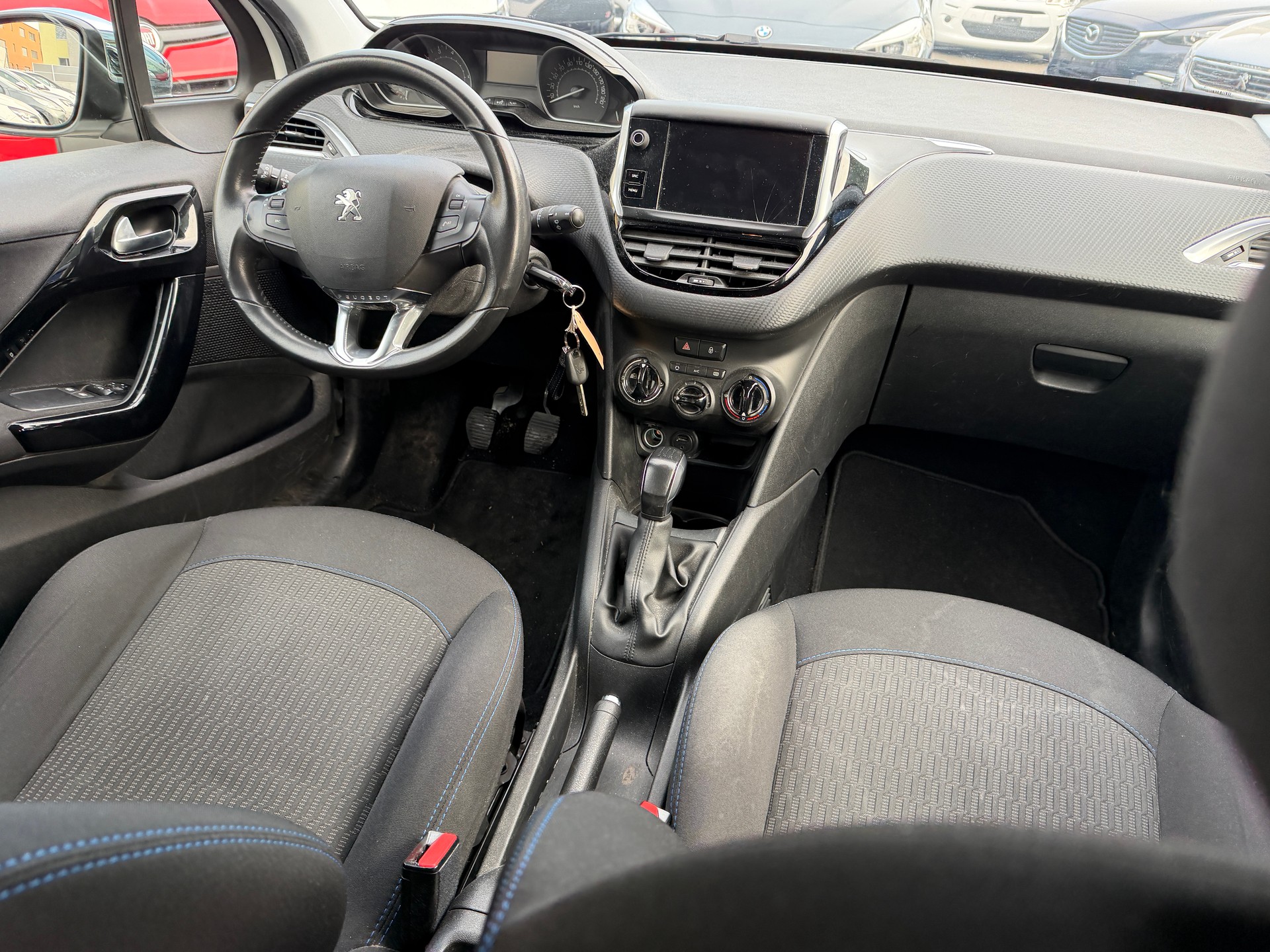 PEUGEOT 208 1.2 PureTech Style-image-5
