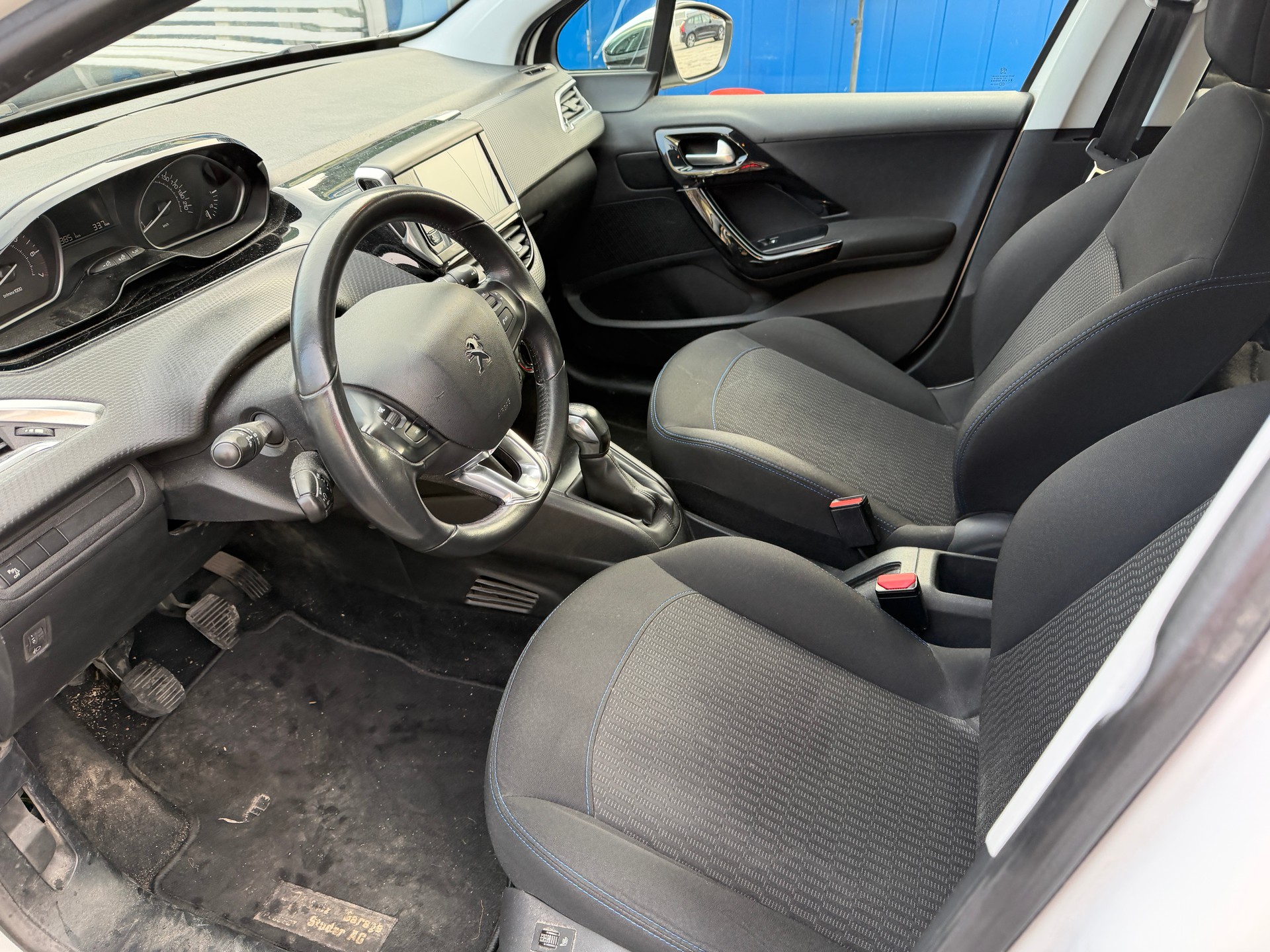 PEUGEOT 208 1.2 PureTech Style-image-7