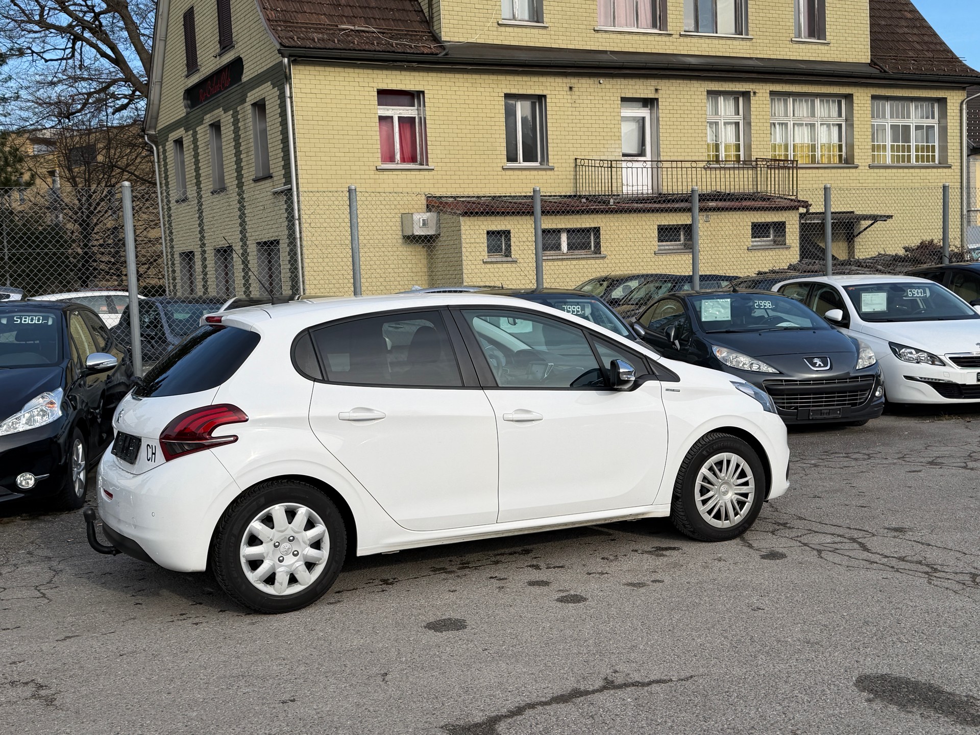 PEUGEOT 208 1.2 PureTech Style-image-13