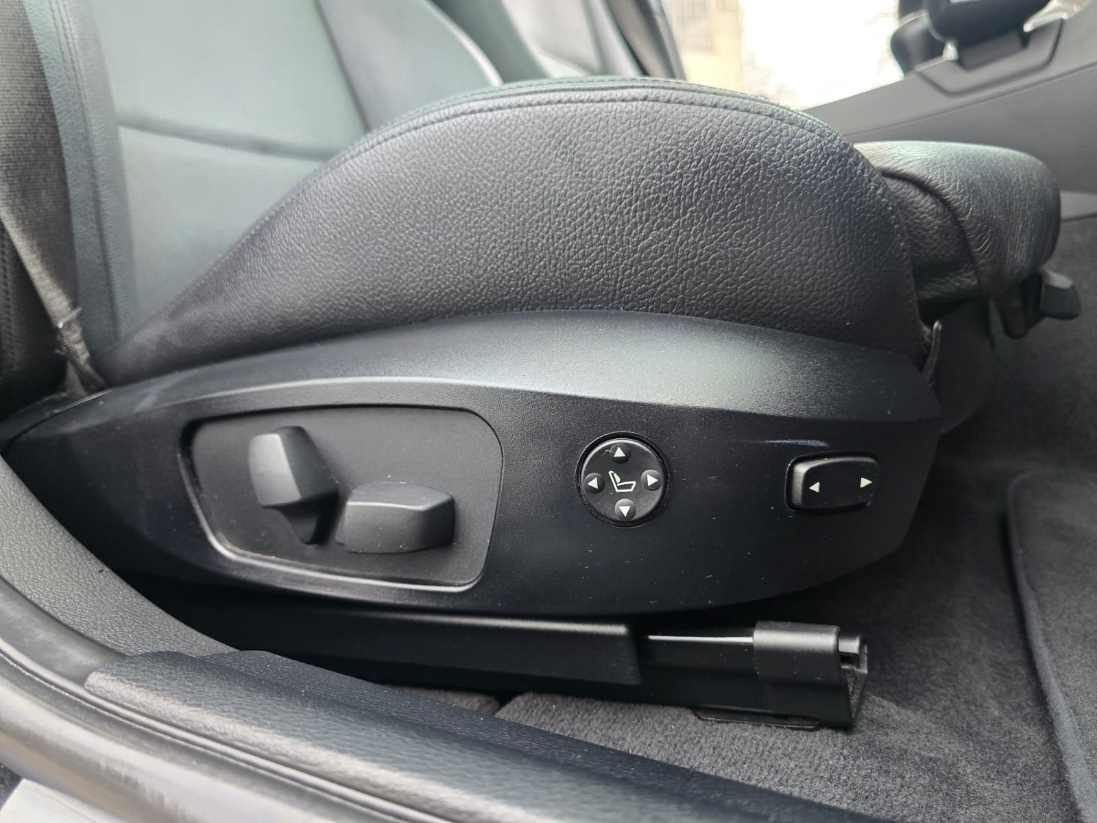 BMW X1 xDrive 20i M-Sportpaket-image-14