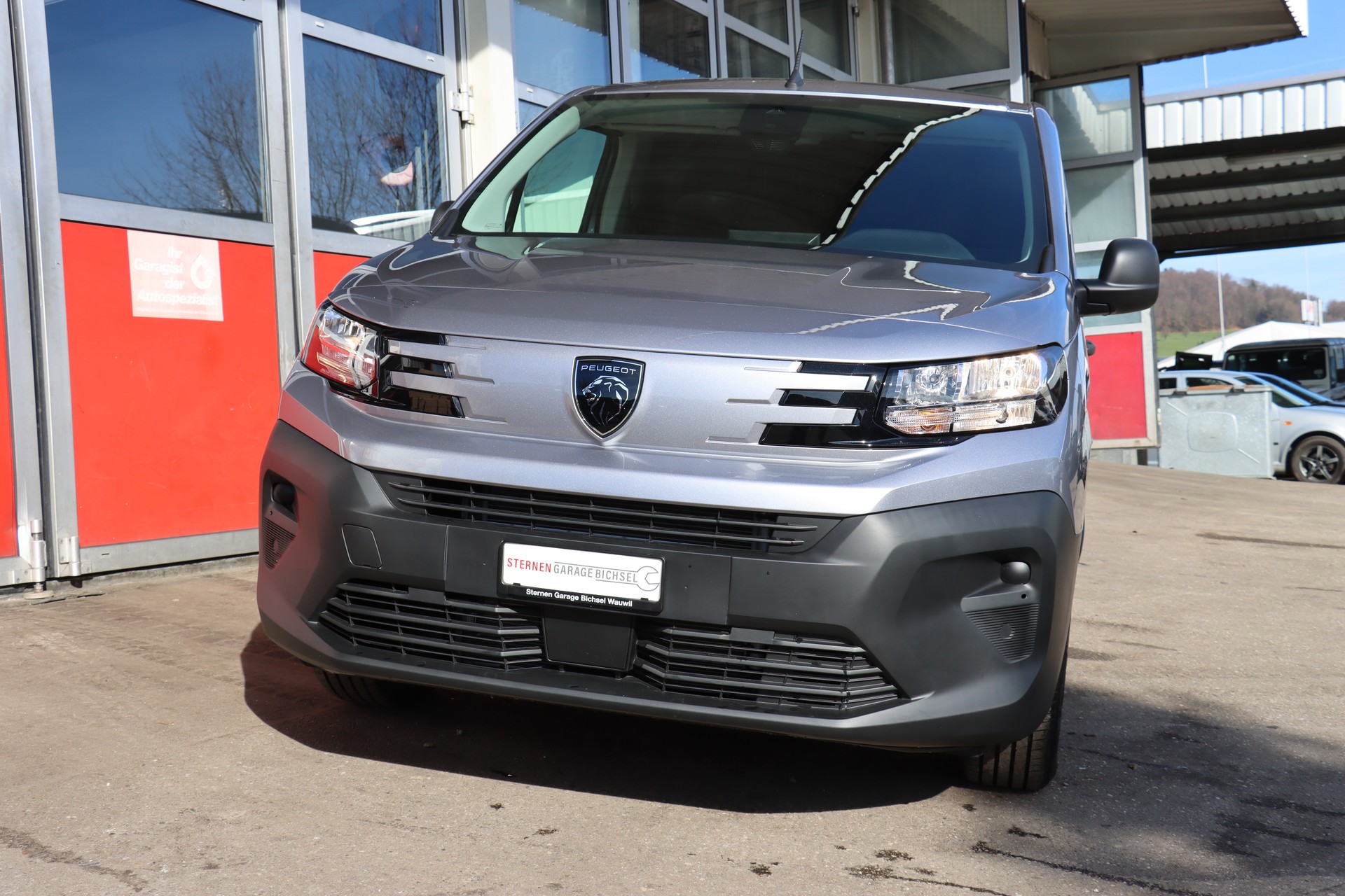 PEUGEOT BlueHDi-showroom-element-2