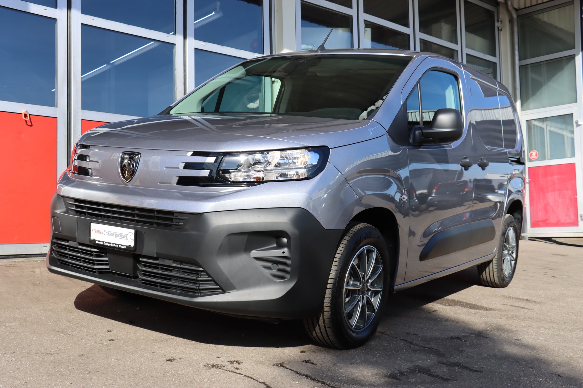 PEUGEOT BlueHDi-showroom-element-1