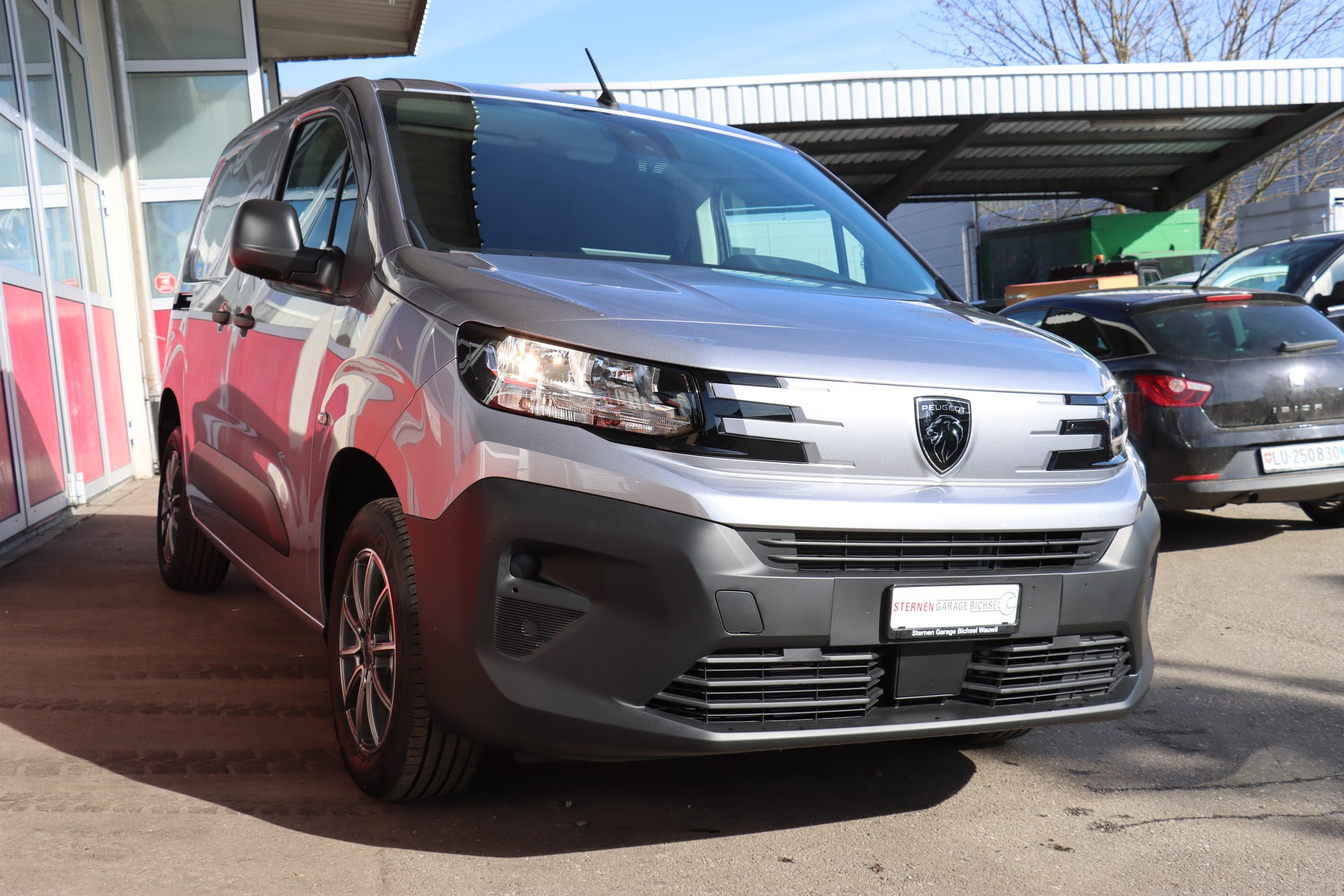 PEUGEOT BlueHDi-showroom-element-3