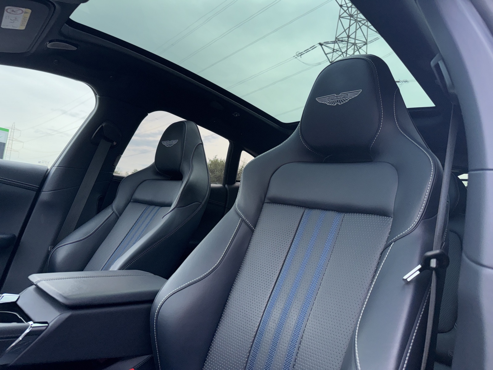 ASTON MARTIN DBX 707 4.0 V8-image-17