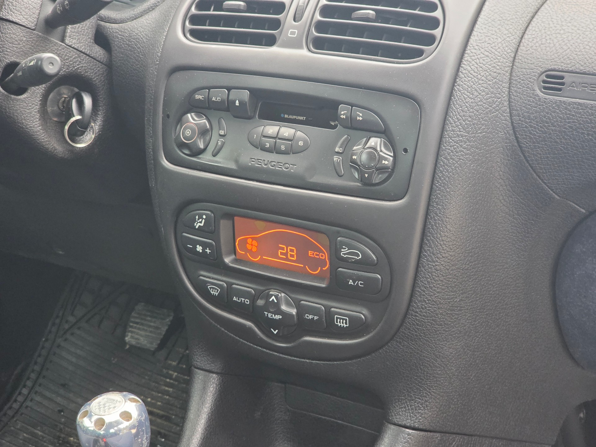 PEUGEOT 206 1.4 XT-image-15