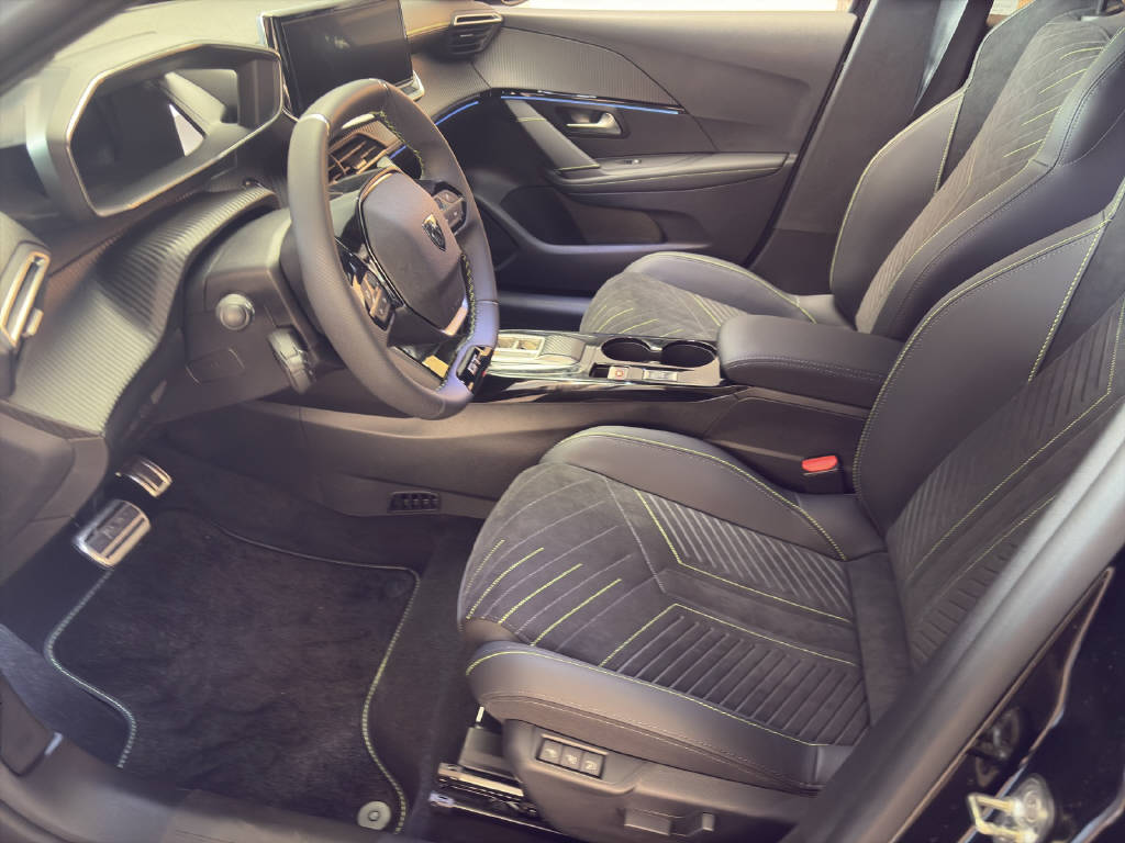PEUGEOT 208 1.2 Hybrid 145 GT-image-4