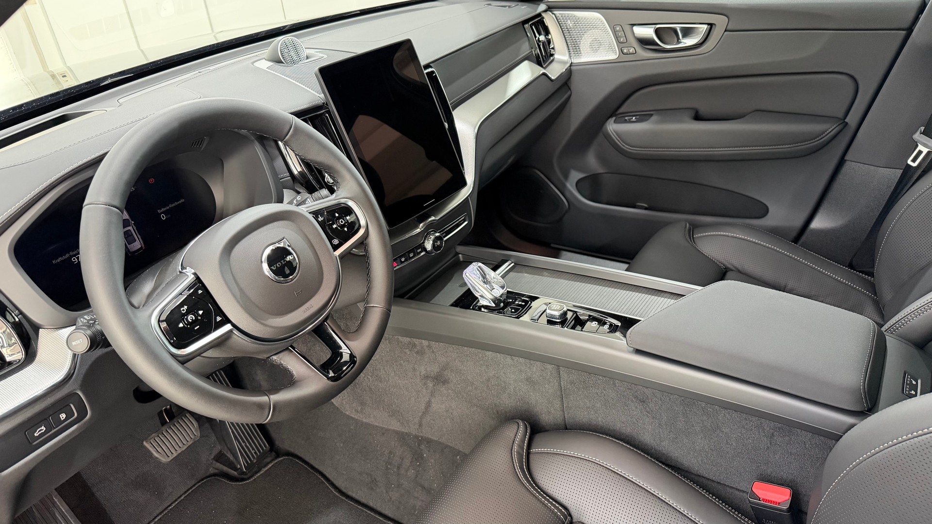 VOLVO XC60 2.0 T6 TE Black Edition e-showroom-element-3