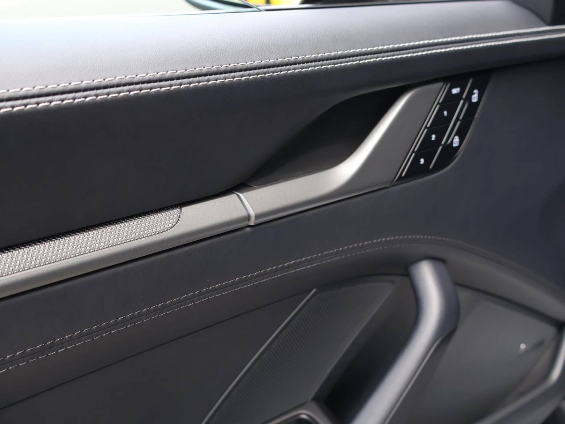 PORSCHE 911 Carrera-image-23