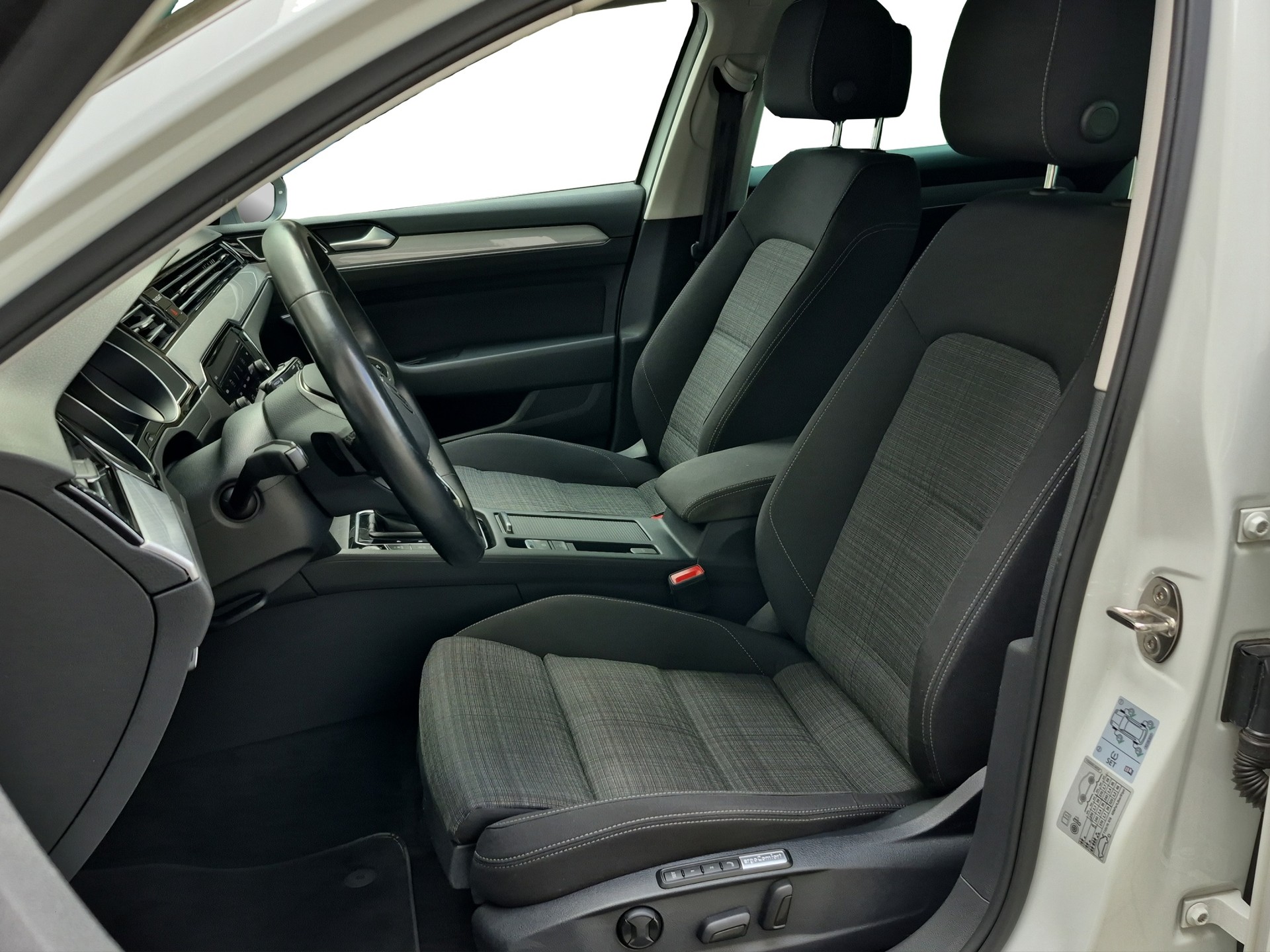 VW Passat 2.0 TDI BMT Business 4Motion DSG *Anhängerkupplung, Massagesitze*-image-8