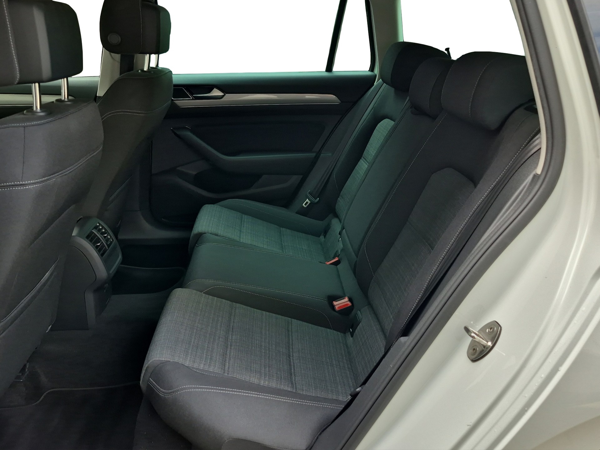 VW Passat 2.0 TDI BMT Business 4Motion DSG *Anhängerkupplung, Massagesitze*-image-10