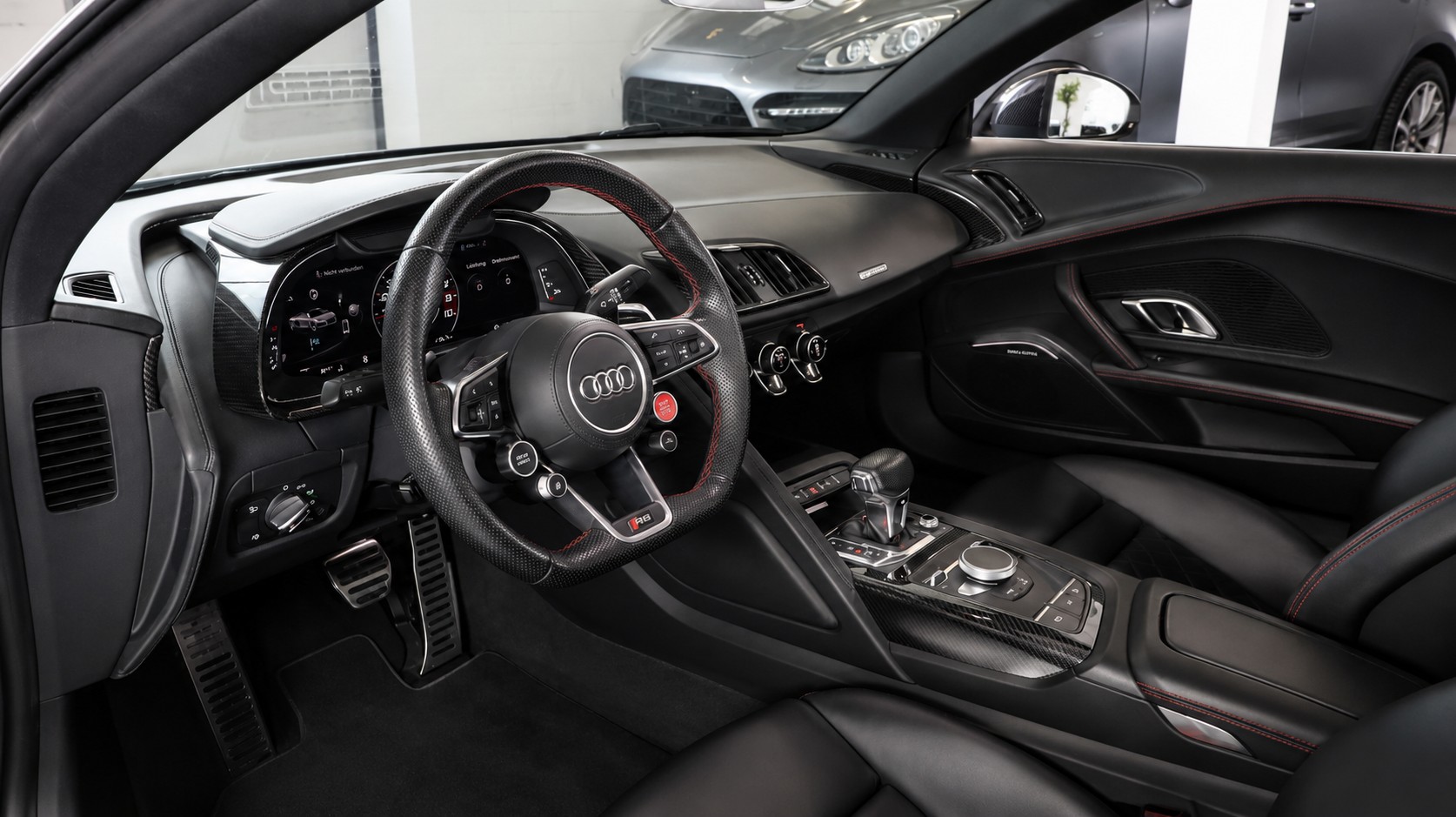 AUDI R8 Spyder 5.2 FSI V10 plus quattro S-Tronic-image-5