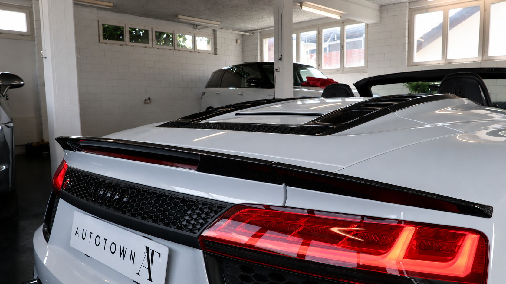 AUDI R8 Spyder 5.2 FSI V10 plus quattro S-Tronic-image-17