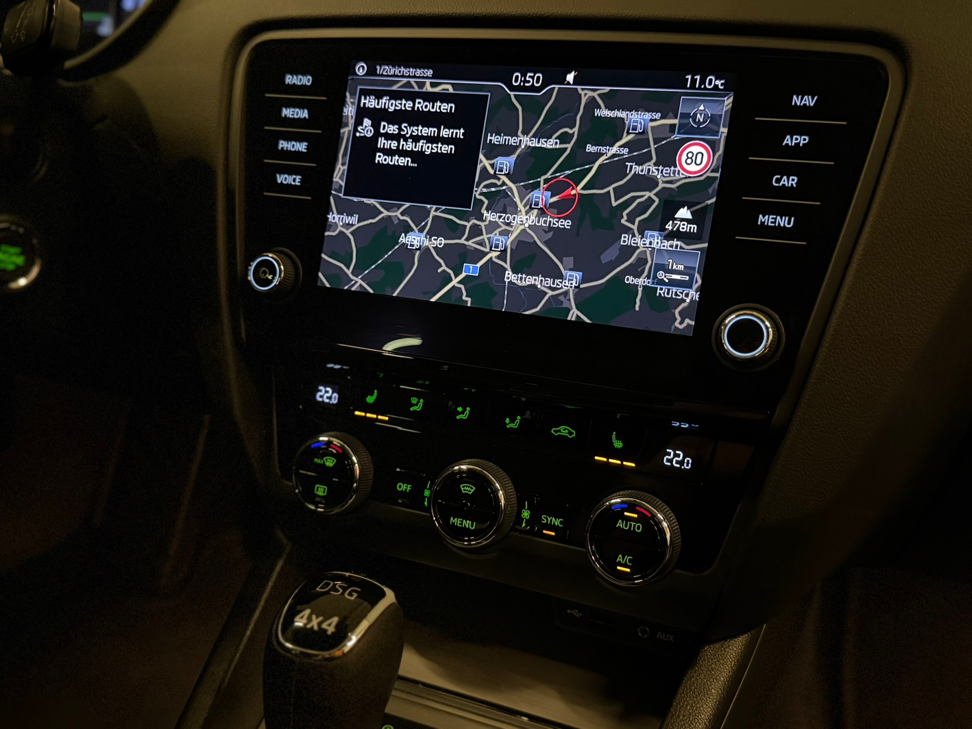 SKODA Octavia Combi 1.8 TSI Ambition 4x4 DSG-image-17