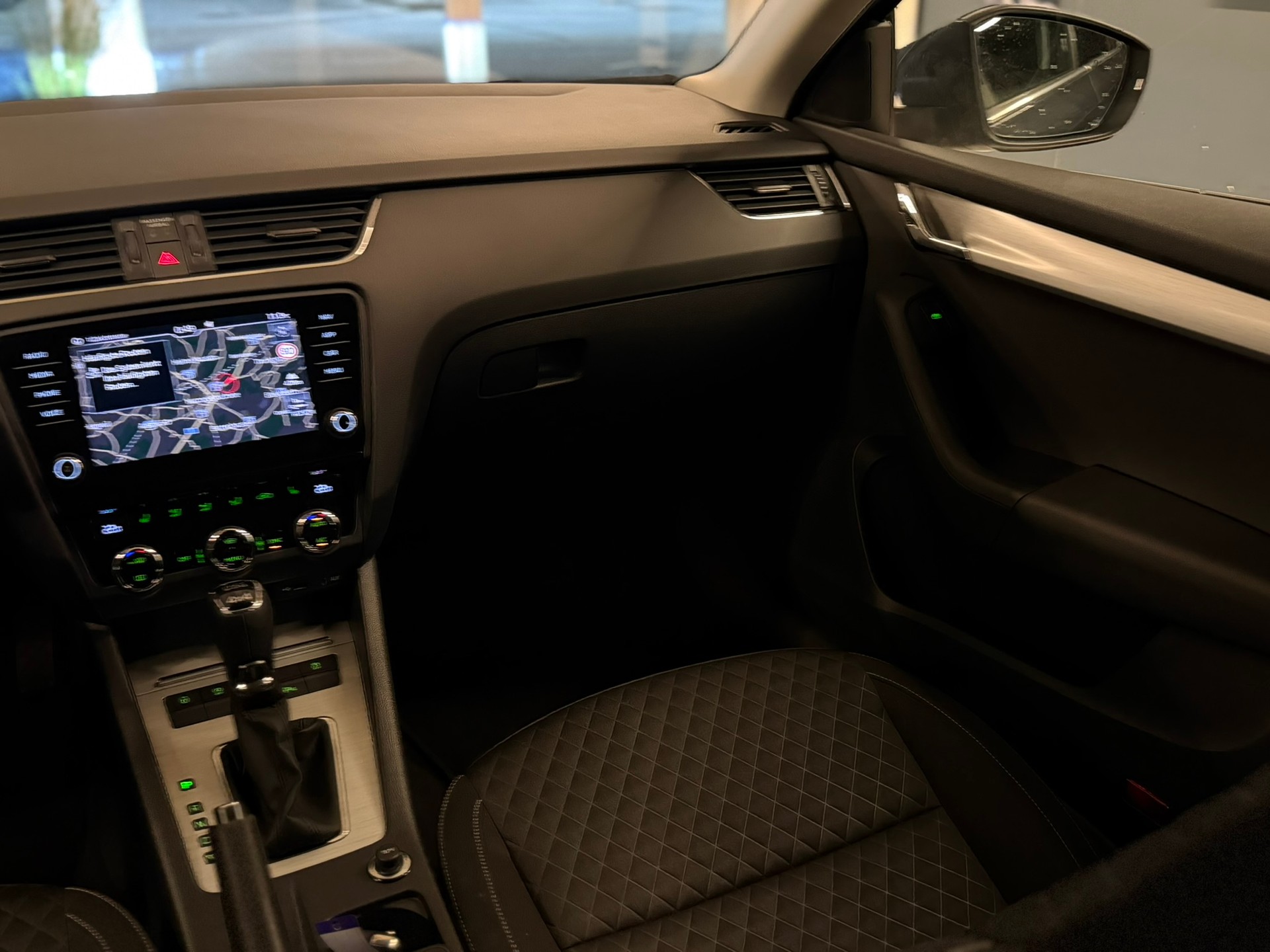 SKODA Octavia Combi 1.8 TSI Ambition 4x4 DSG-image-12