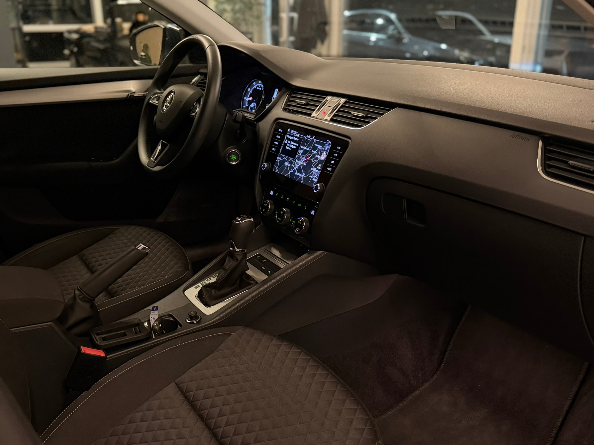SKODA Octavia Combi 1.8 TSI Ambition 4x4 DSG-image-11