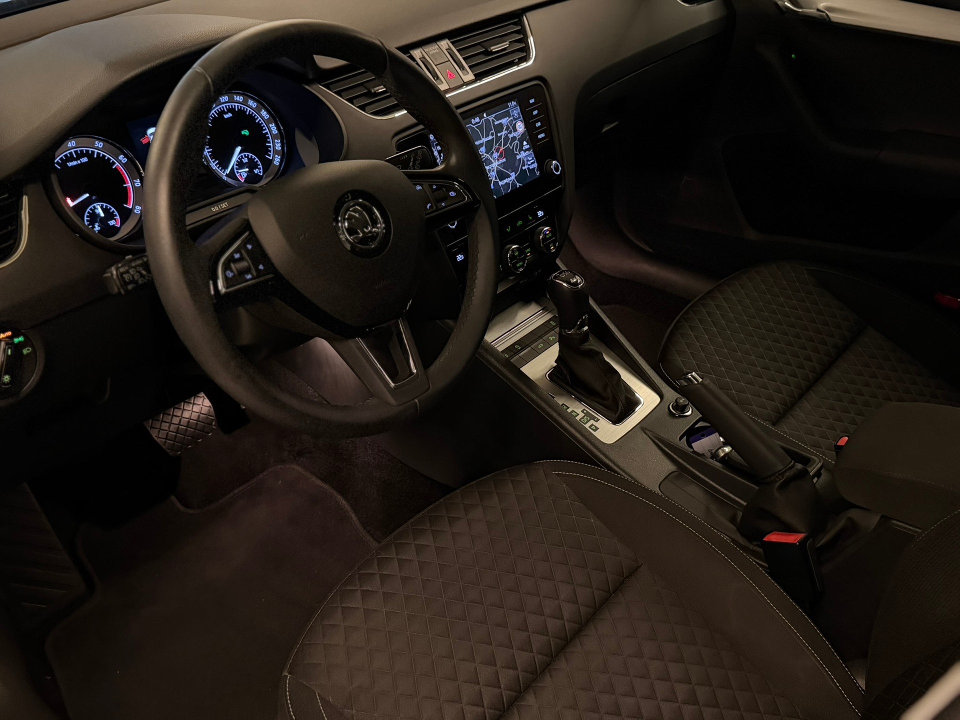 SKODA Octavia Combi 1.8 TSI Ambition 4x4 DSG-image-8