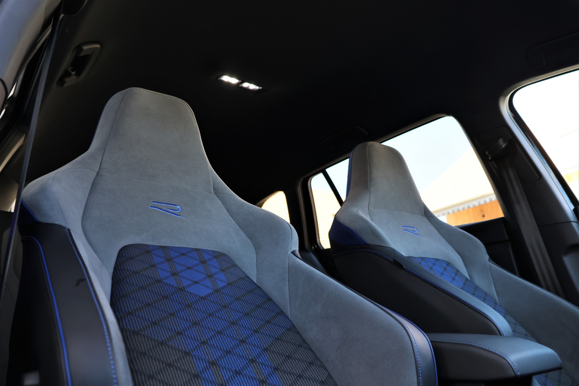 VW Golf Variant 2.0 TSI R DSG 4Motion *BlackStyle+Remus*-image-21