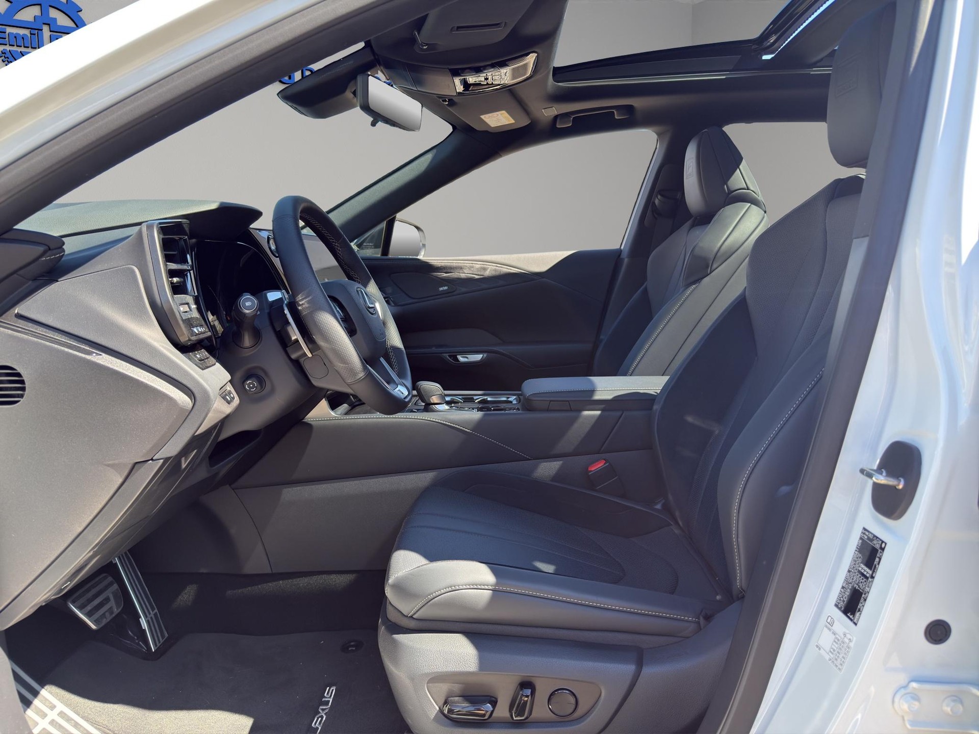 LEXUS RX 500h F-Sport-showroom-element-1