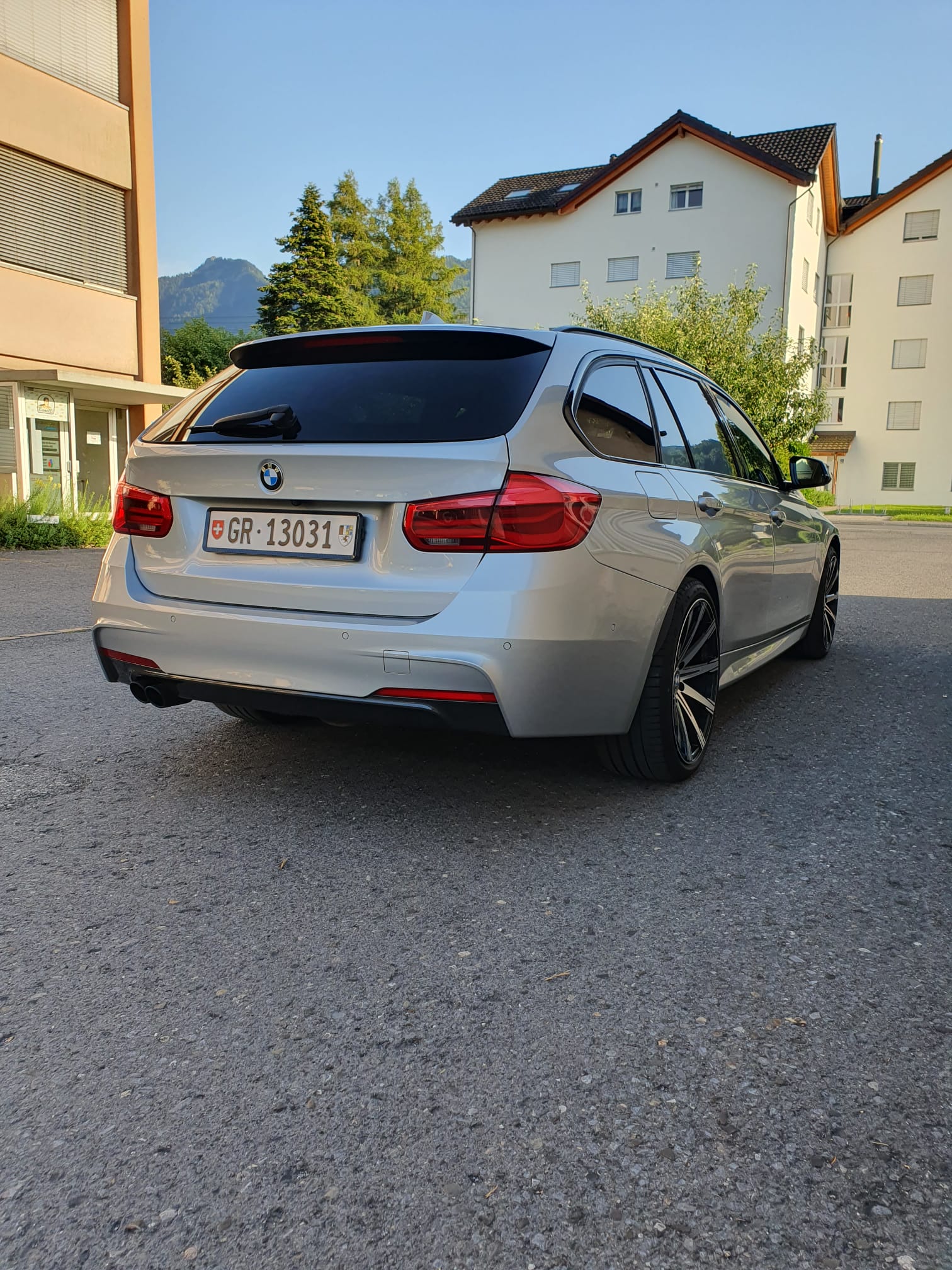 BMW 320d xDrive SAG Touring *Vollausstattung*-showroom-element-3