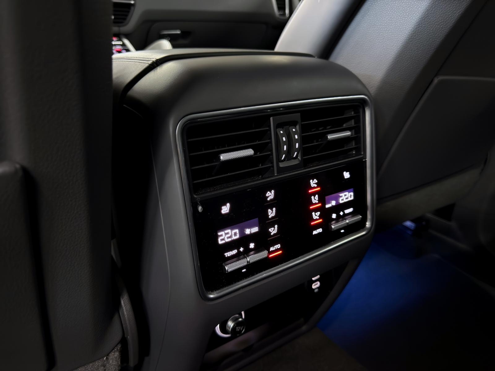 PORSCHE Cayenne Turbo-image-23