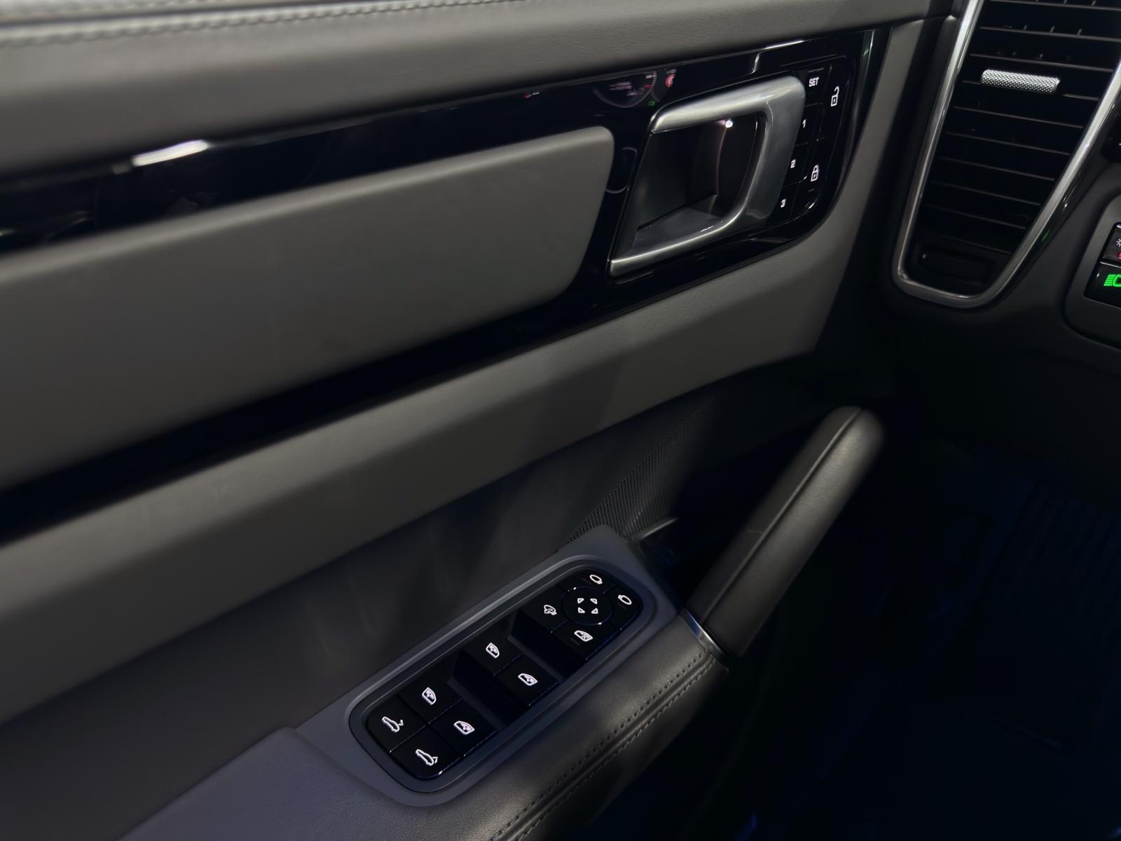 PORSCHE Cayenne Turbo-image-24