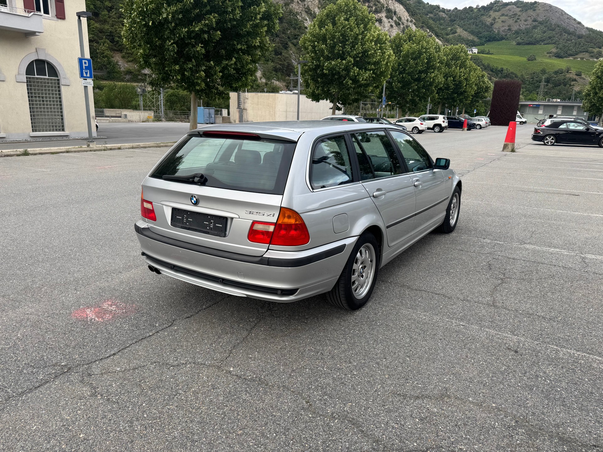 BMW 325xi-image-2