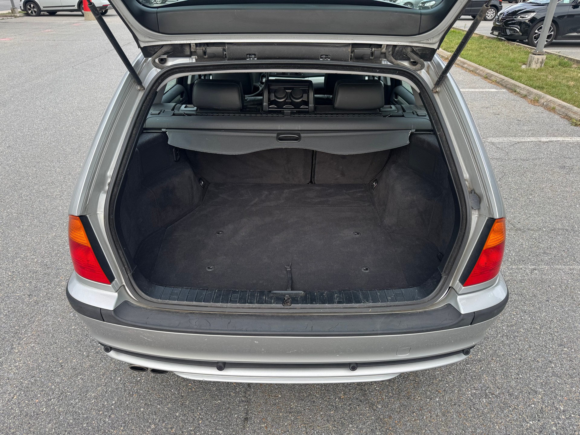 BMW 325xi-image-7