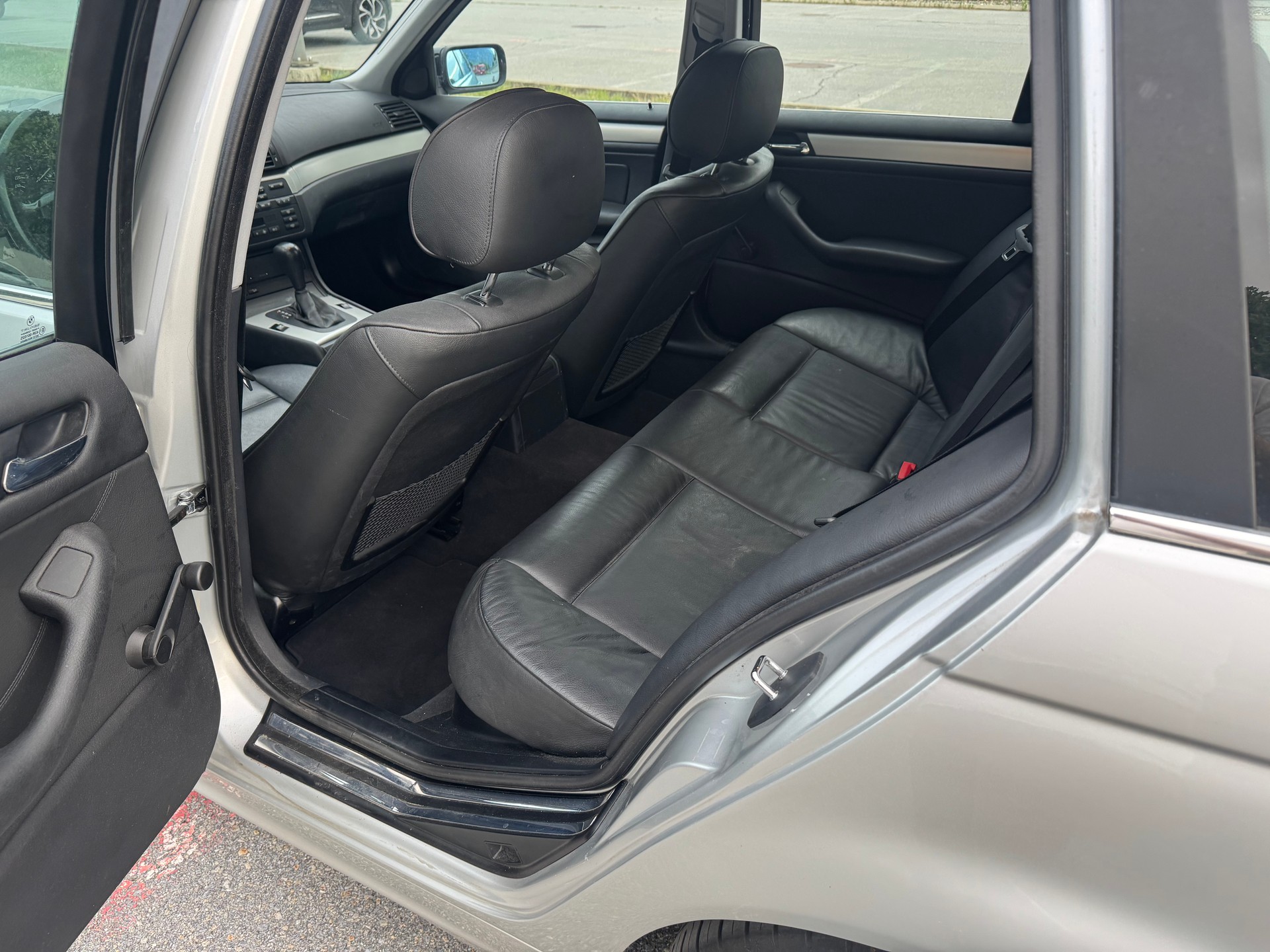 BMW 325xi-image-5