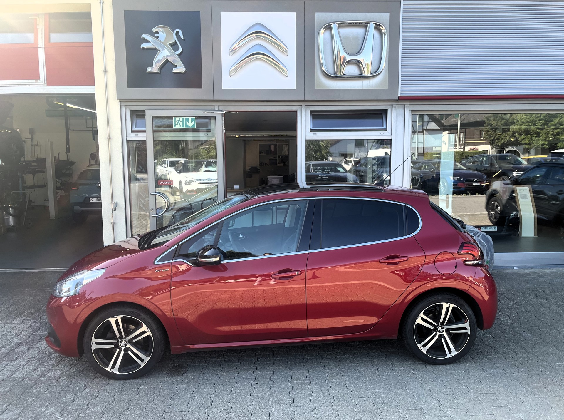 PEUGEOT 208 1.2 PureTech GT Line-image-3