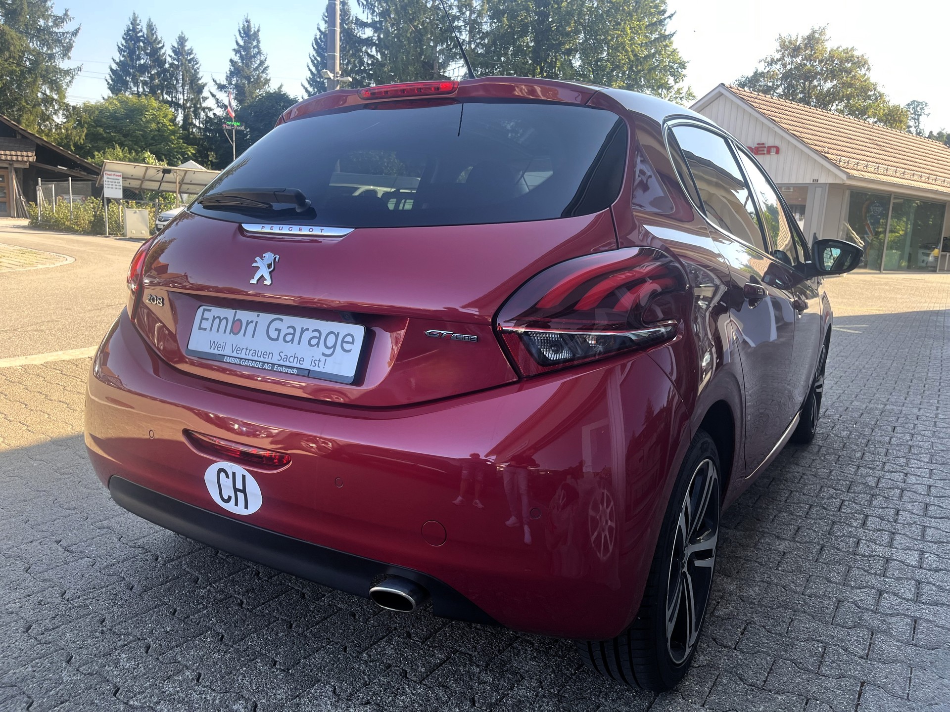 PEUGEOT 208 1.2 PureTech GT Line-image-4