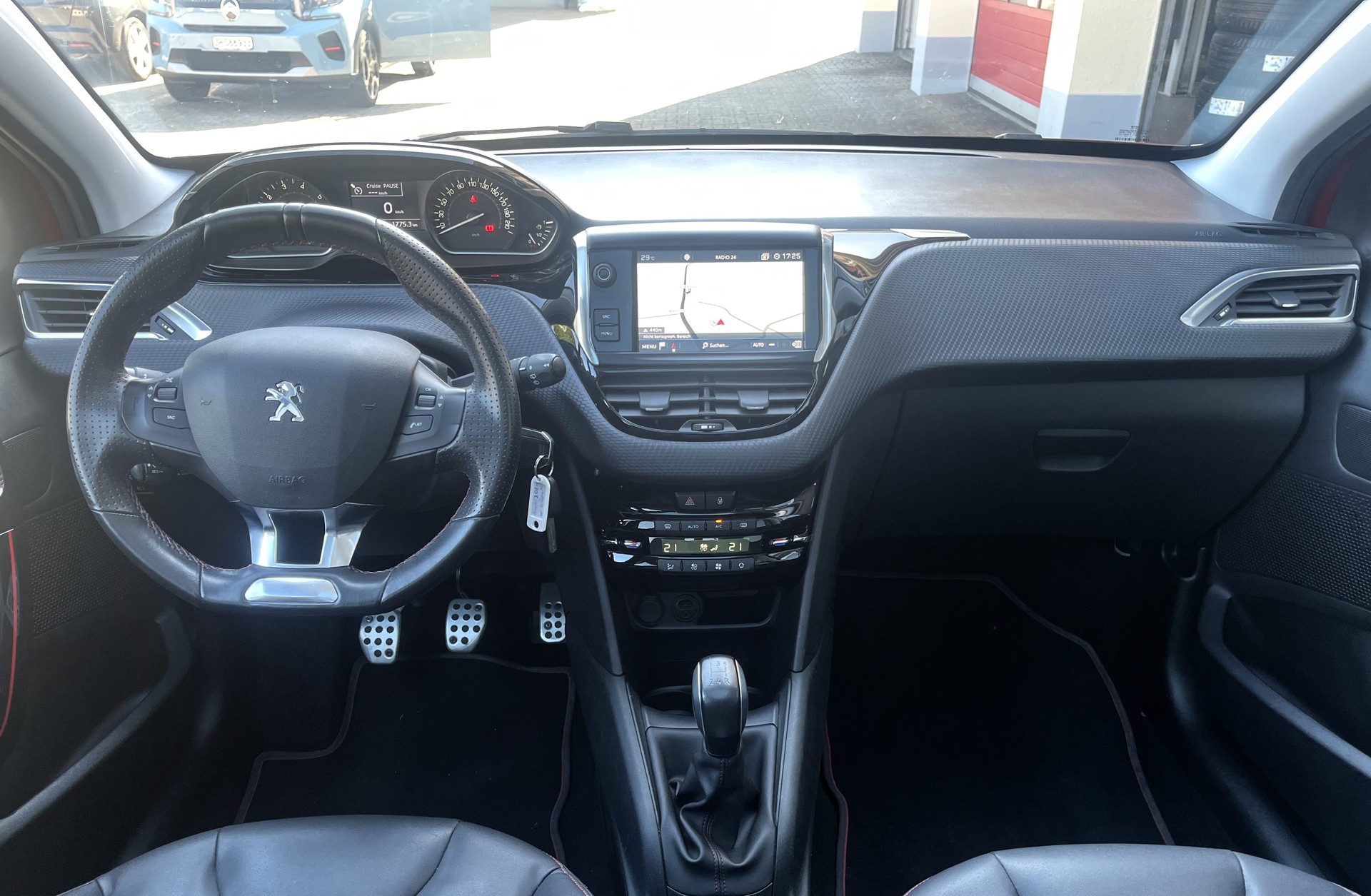 PEUGEOT 208 1.2 PureTech GT Line-image-11