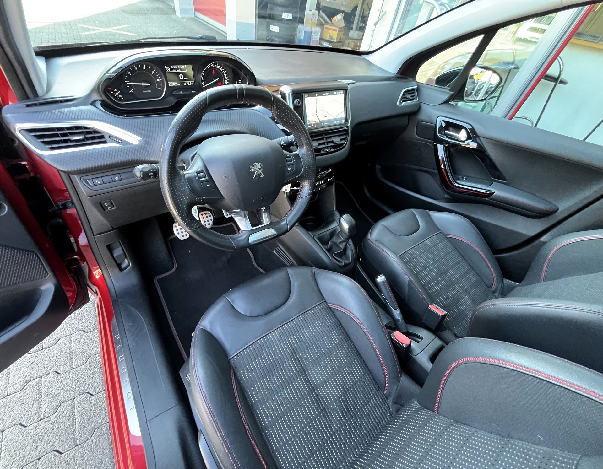 PEUGEOT 208 1.2 PureTech GT Line-image-13