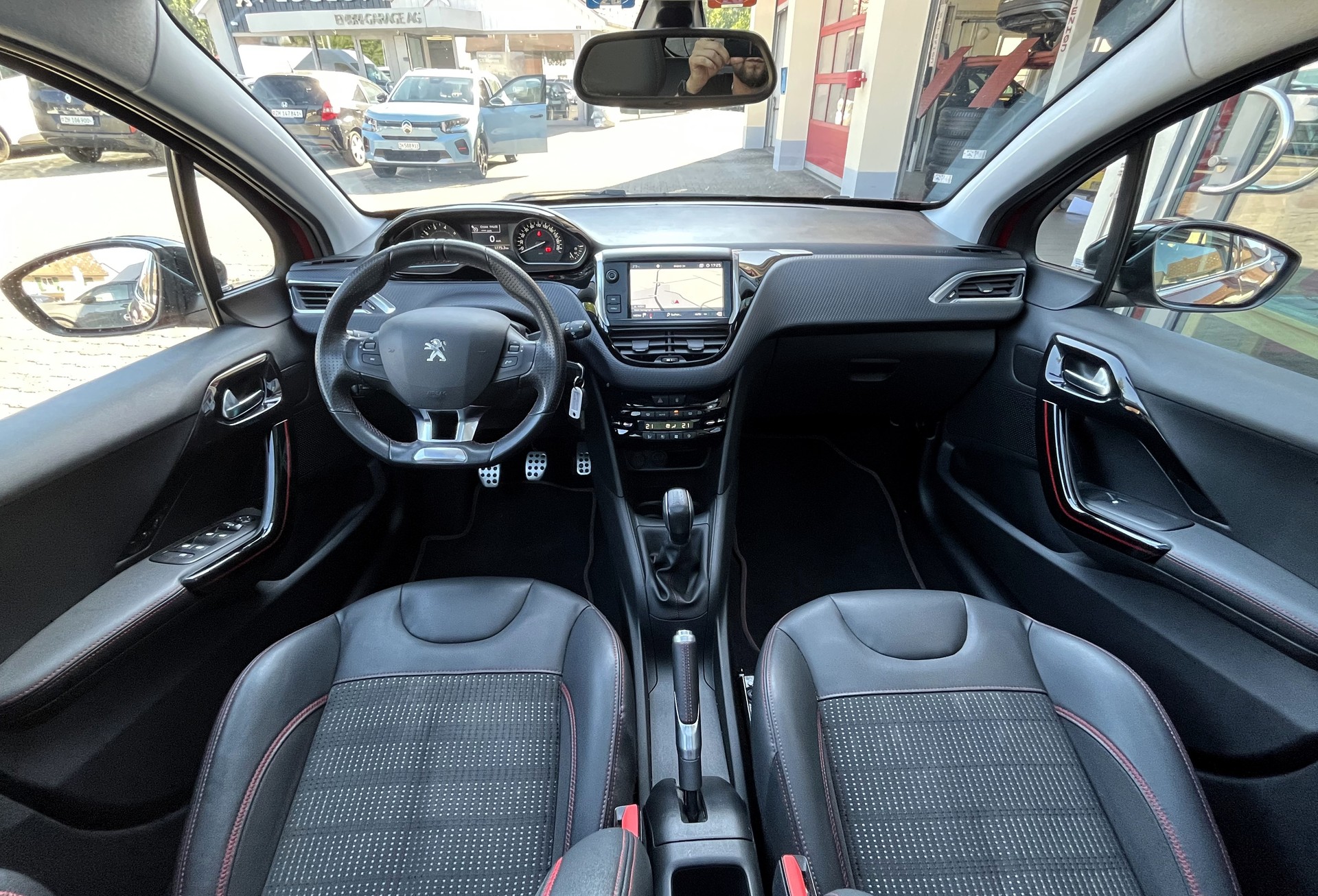PEUGEOT 208 1.2 PureTech GT Line-image-10