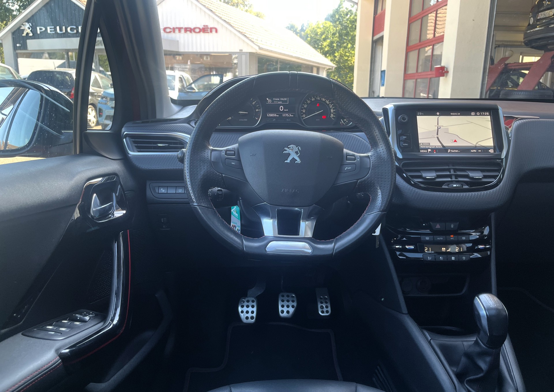 PEUGEOT 208 1.2 PureTech GT Line-image-12