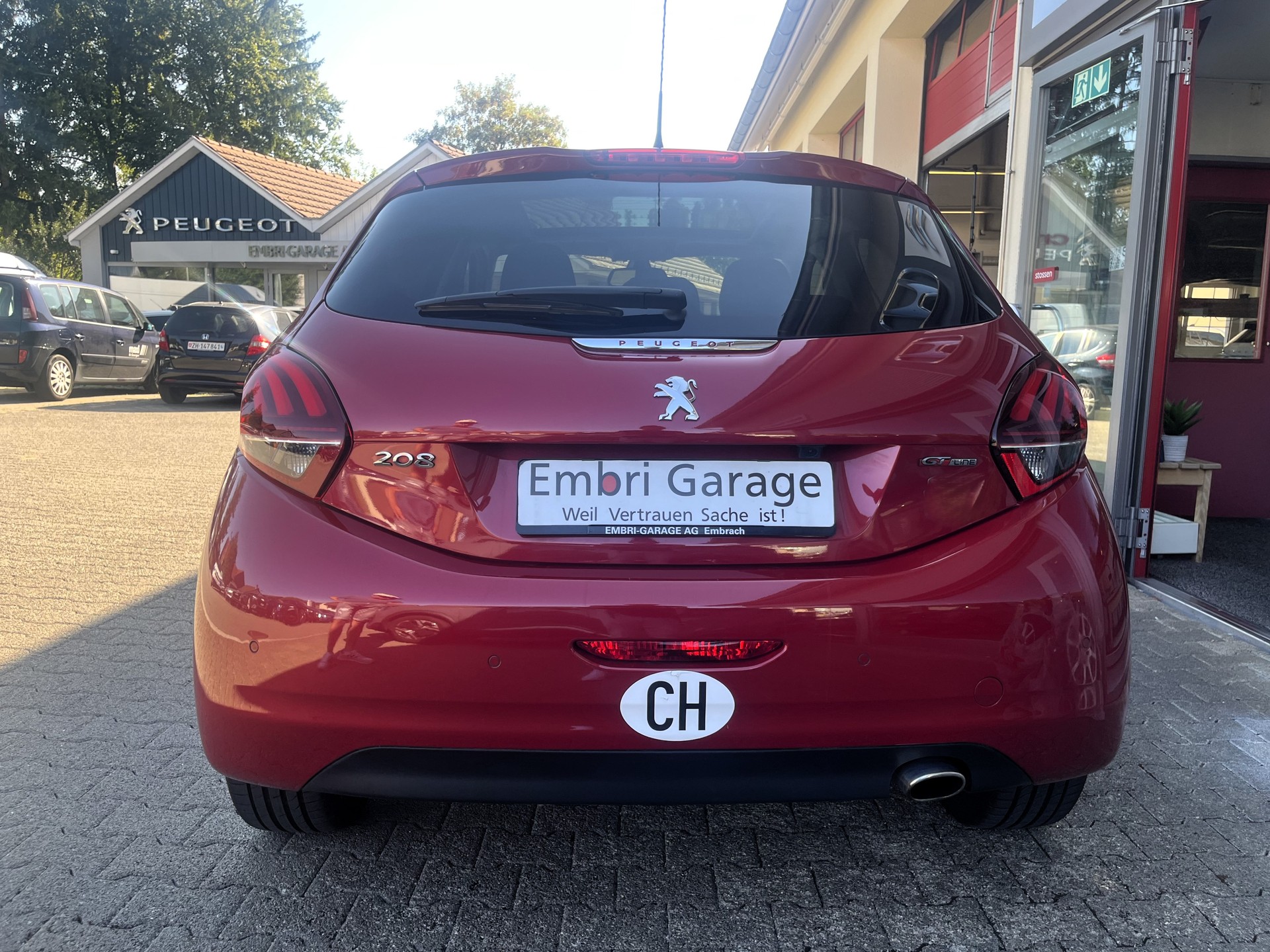PEUGEOT 208 1.2 PureTech GT Line-image-5