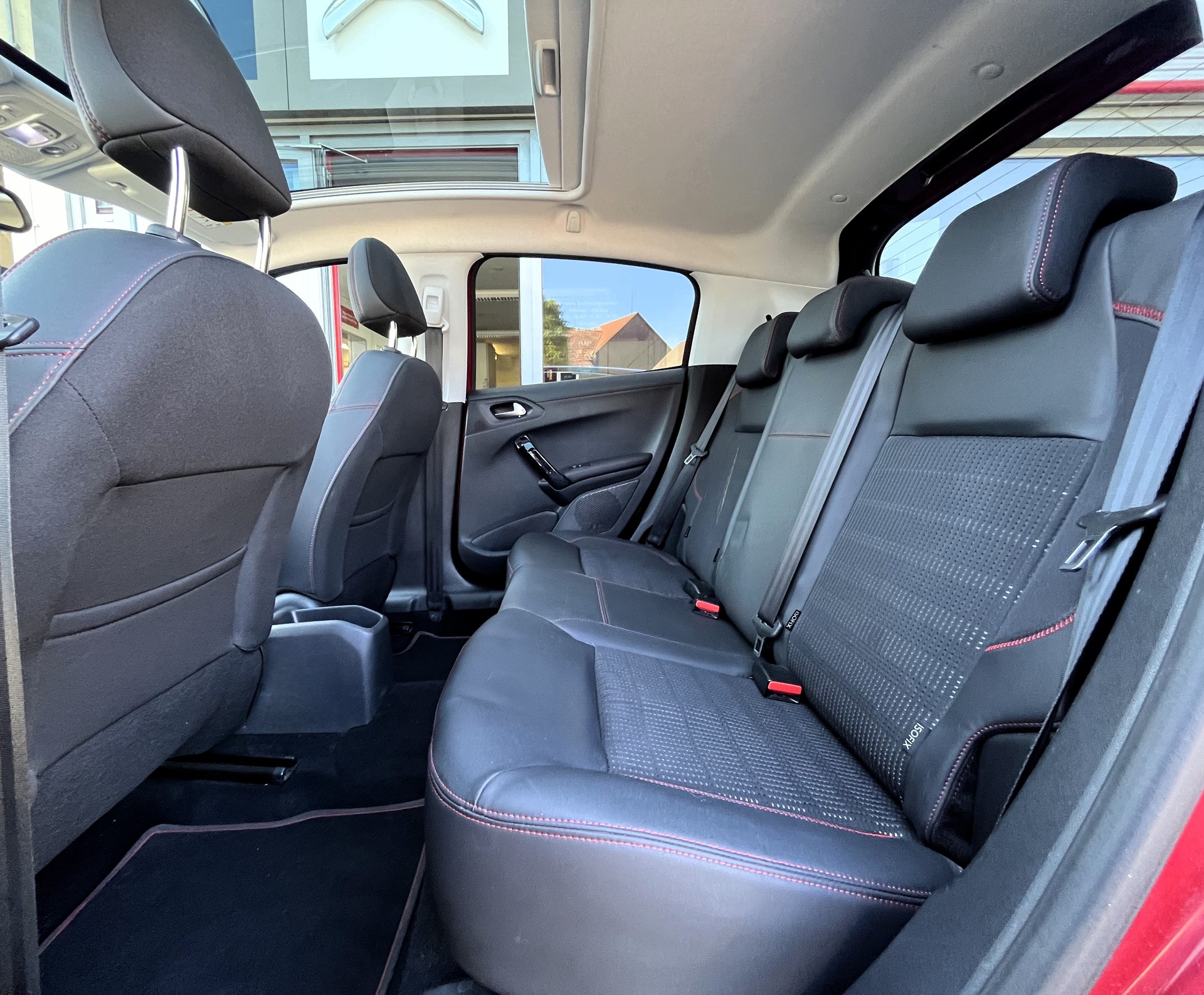 PEUGEOT 208 1.2 PureTech GT Line-image-8