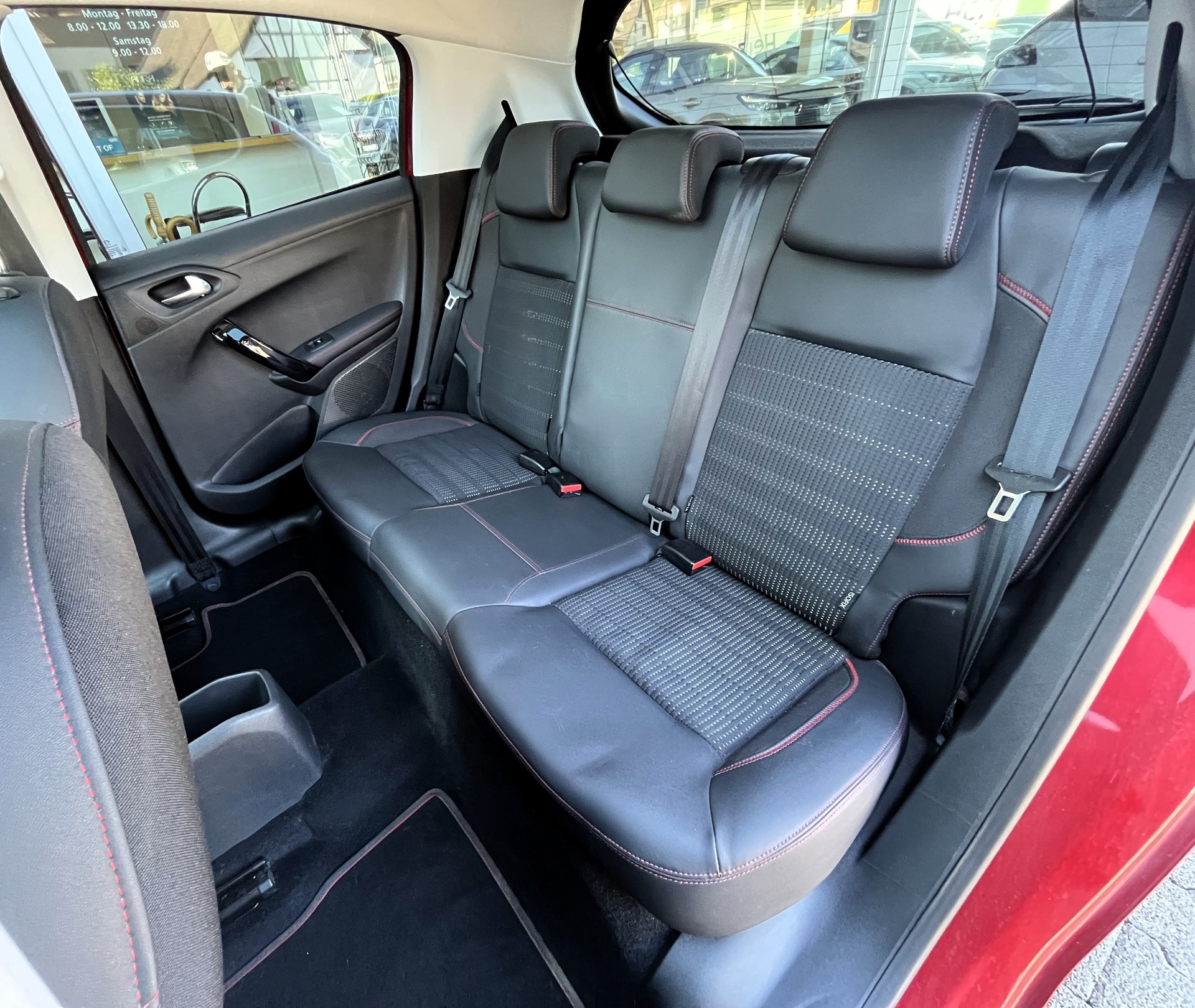 PEUGEOT 208 1.2 PureTech GT Line-image-9