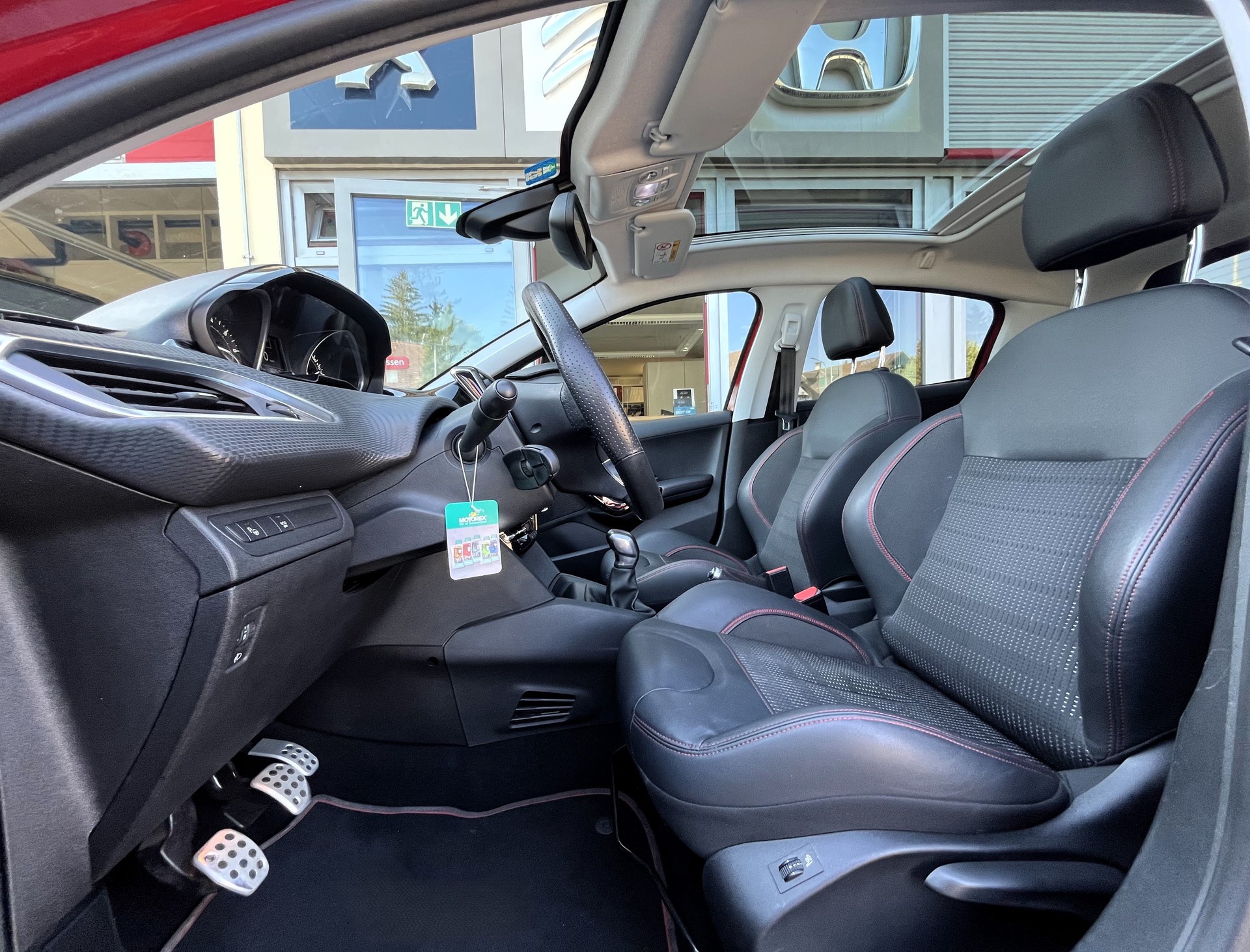 PEUGEOT 208 1.2 PureTech GT Line-image-14