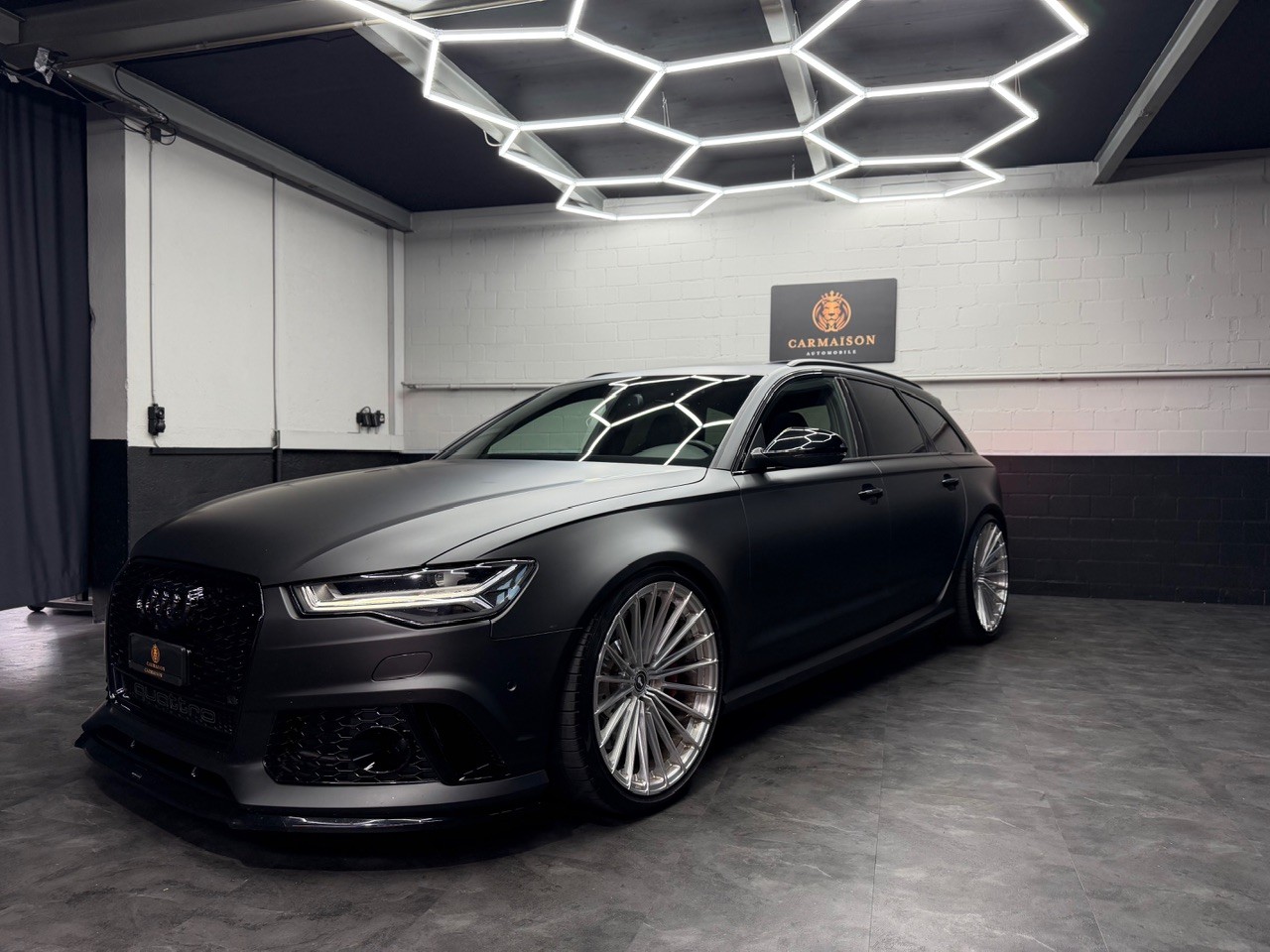 AUDI RS6 Avant 4.0 TFSI V8 performance quattro | CH-Auto | Lowide Wheels | Schiebedach | 360° Kamera | Grau Matt-showroom-element-2
